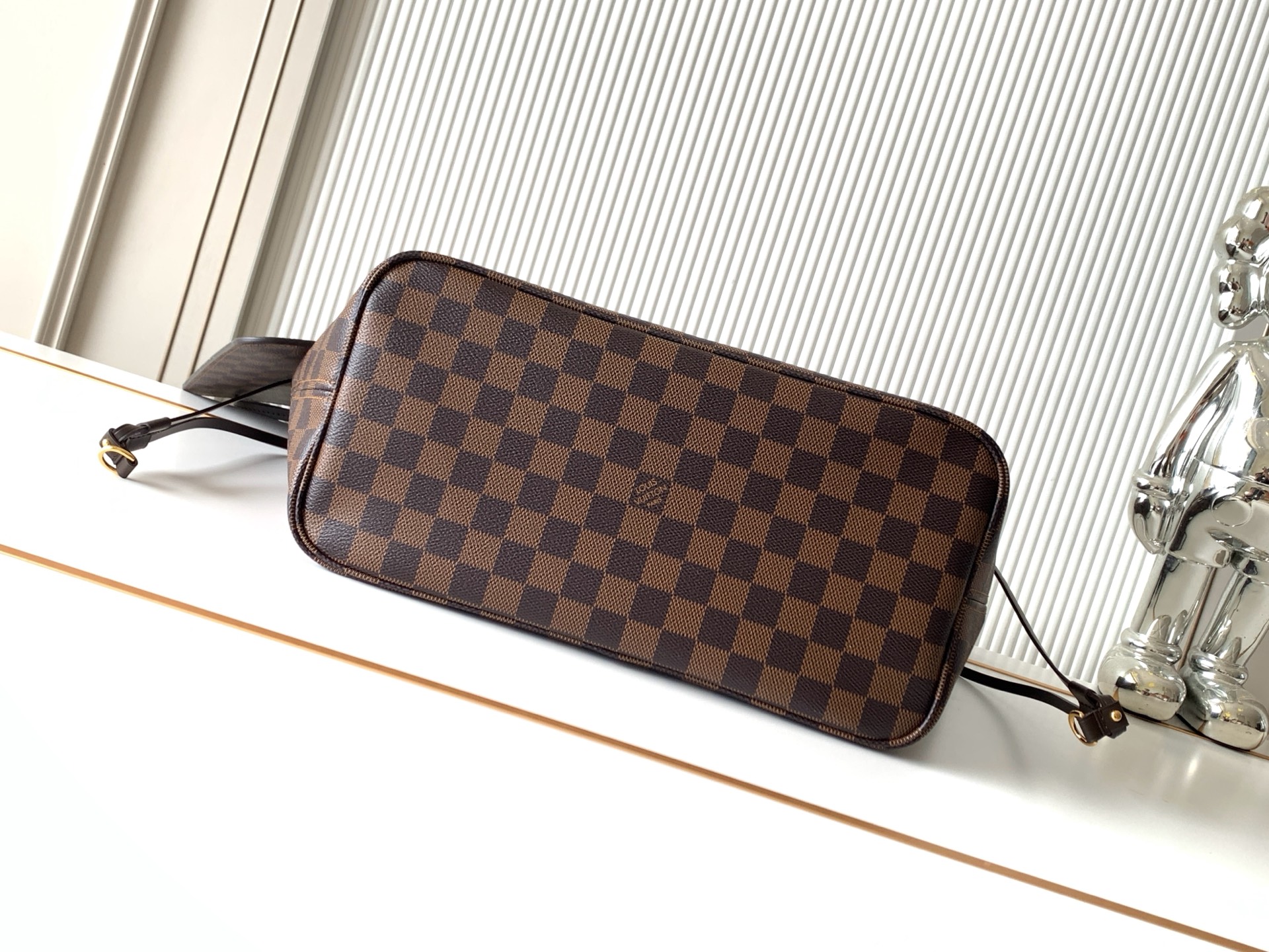 Louis Vuitton Neverfull MM Monogram Canvas Tote Bag - Image 4