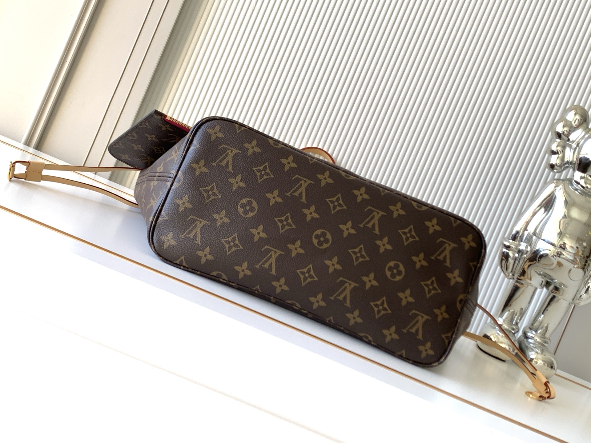 Louis Vuitton Neverfull Medium Tote Bag - Image 4