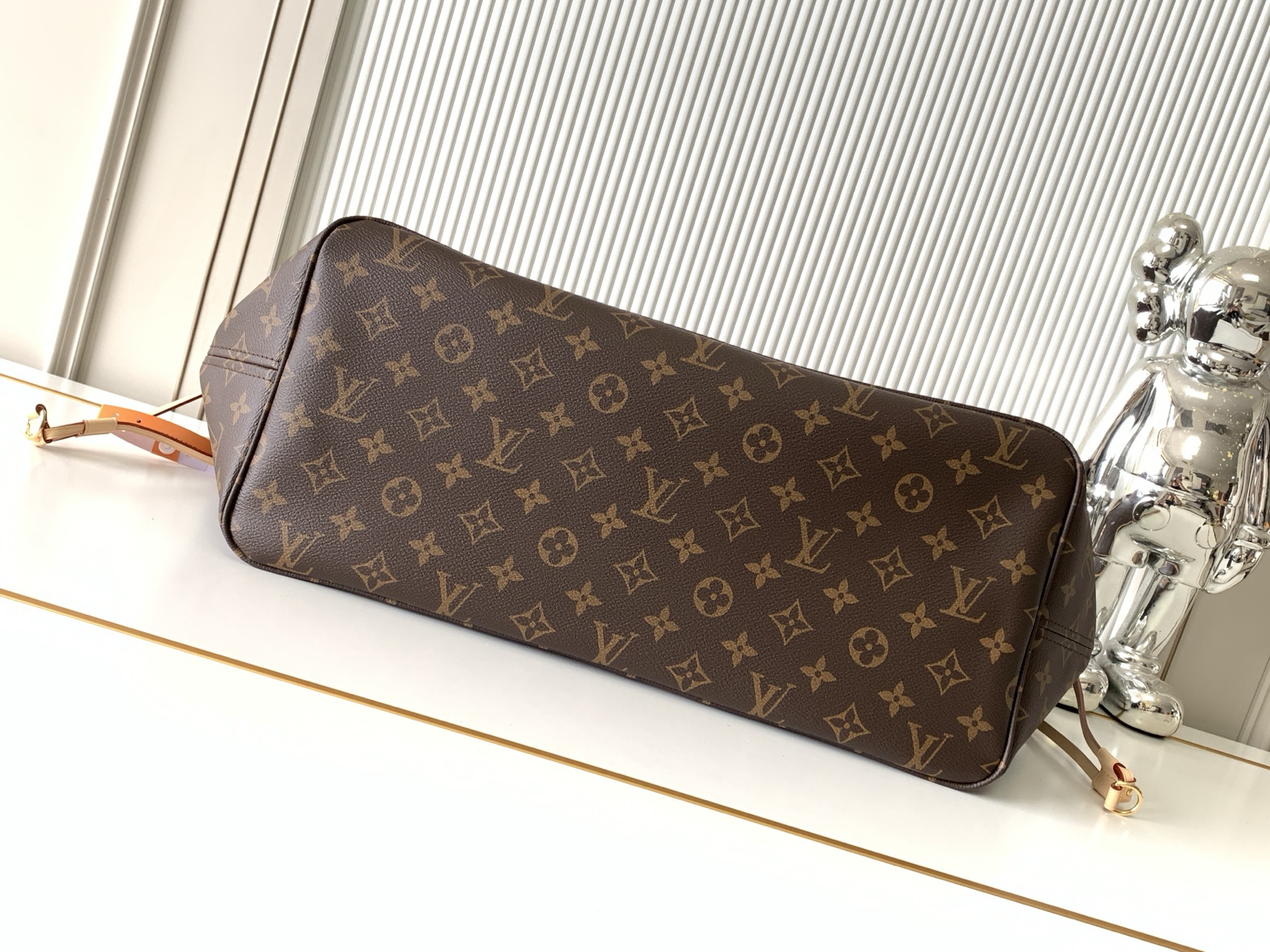 Louis Vuitton Neverfull Large Monogram Canvas Tote Bag with Detachable Zipper Pouch - Image 4