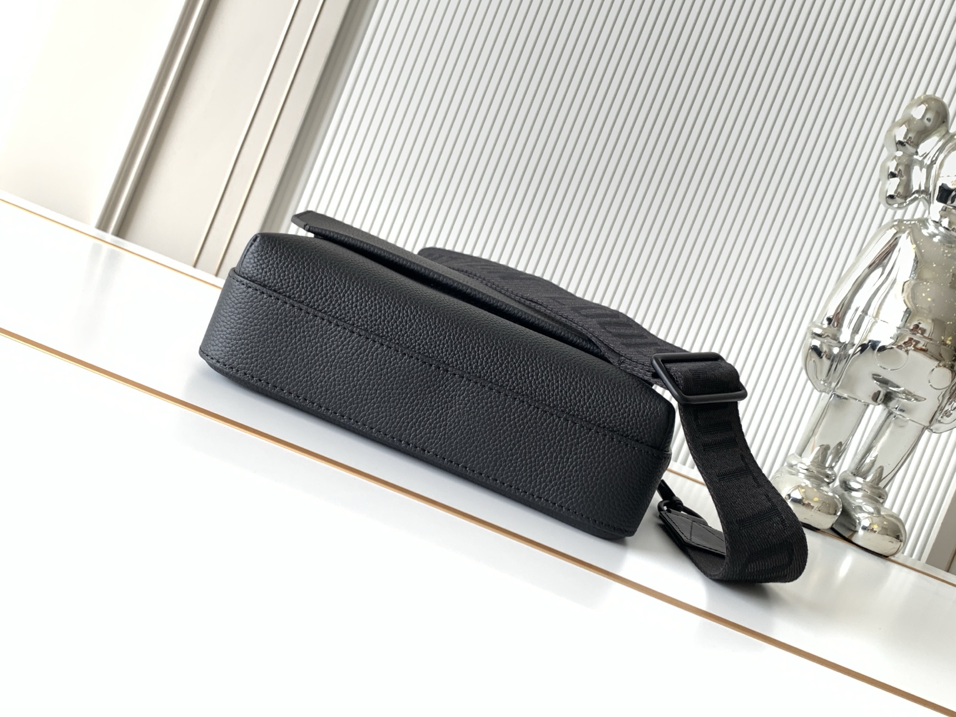 Fastline Leather Crossbody Bag M22482 - Black - Image 4
