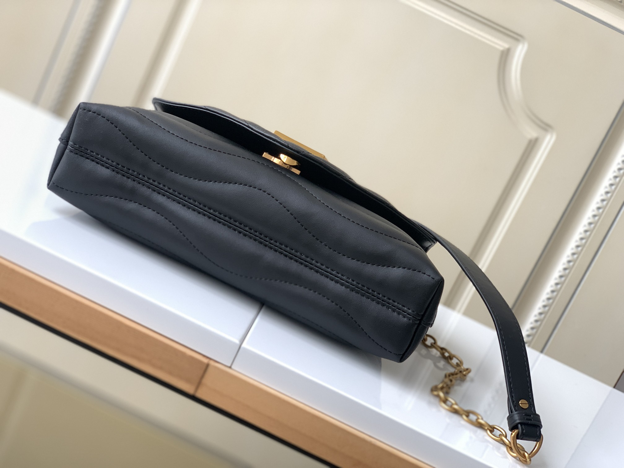 Louis Vuitton New Wave Chain V Shoulder Bag M58552 Black - Image 4