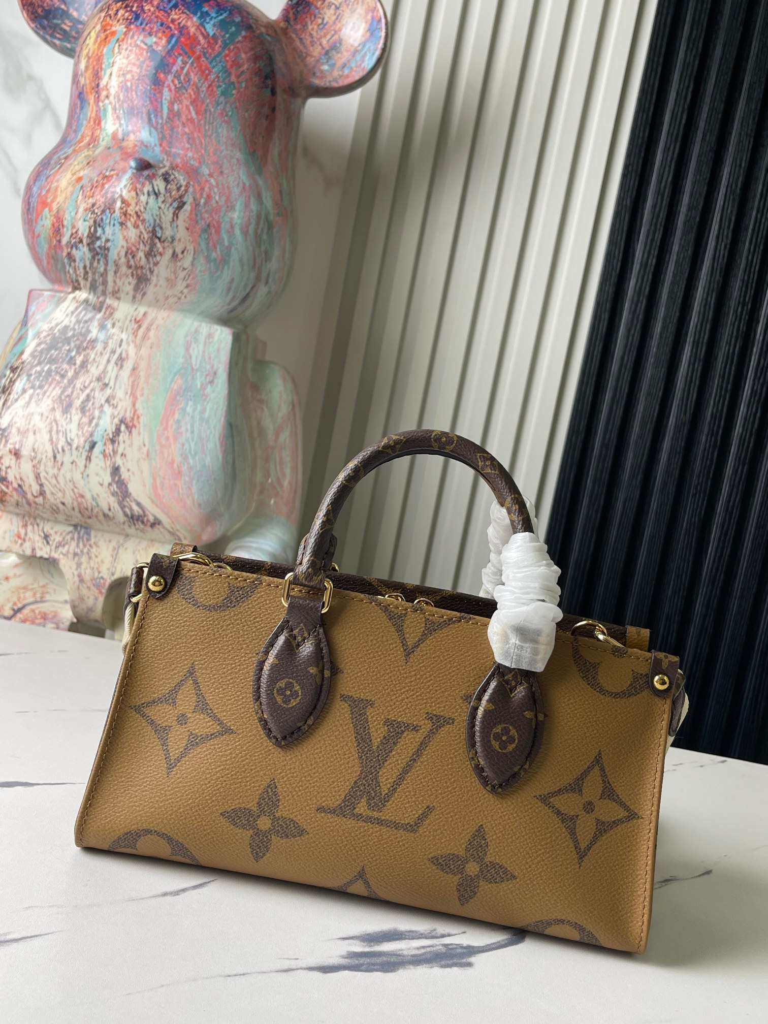 Louis Vuitton OnTheGo East West Tote Bag M46653 in Giant Monogram and Monogram Reverse Canvas - Image 4