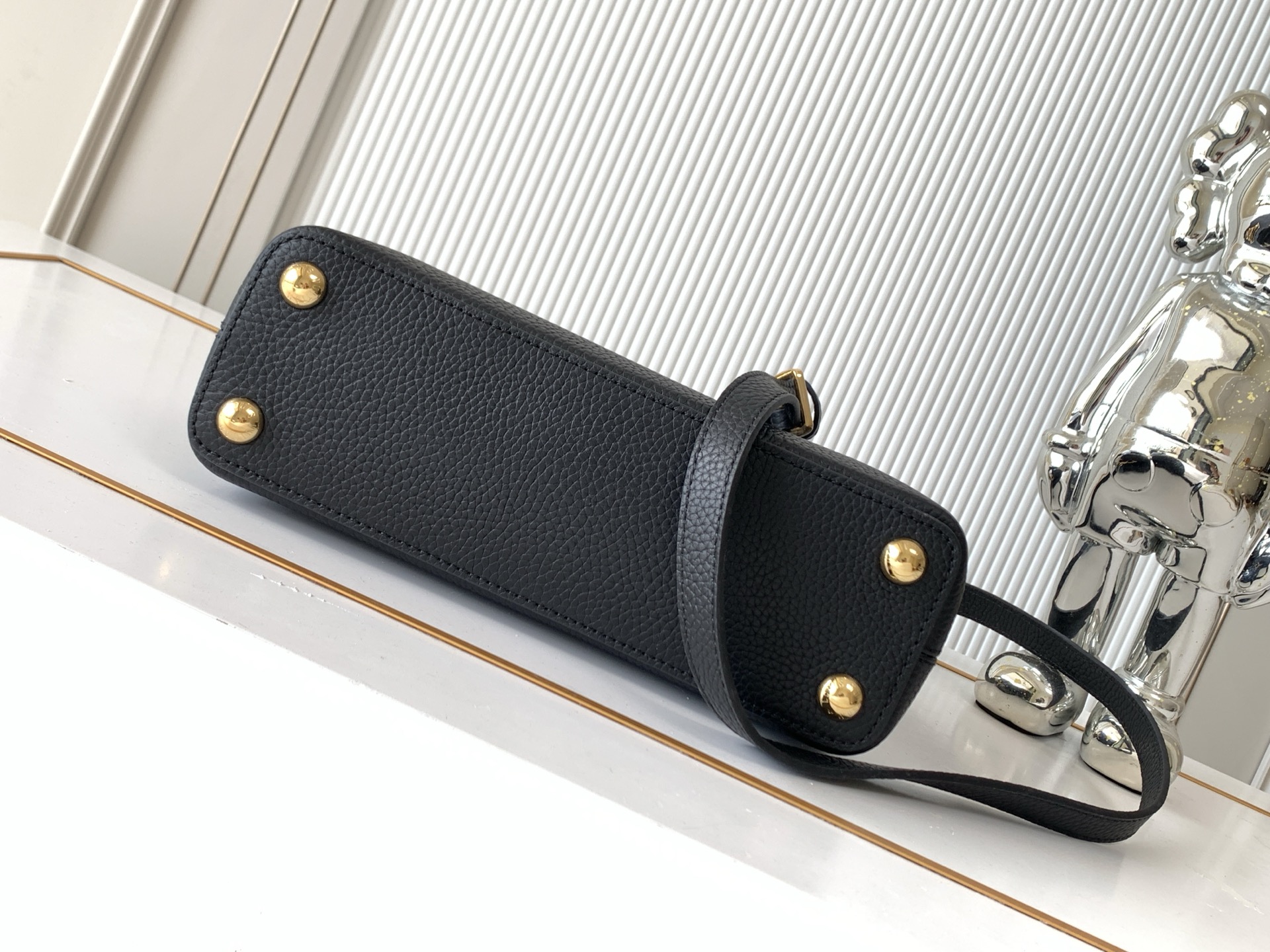 Louis Vuitton Capucines BB Handbag in Black Taurillon Leather - Image 4