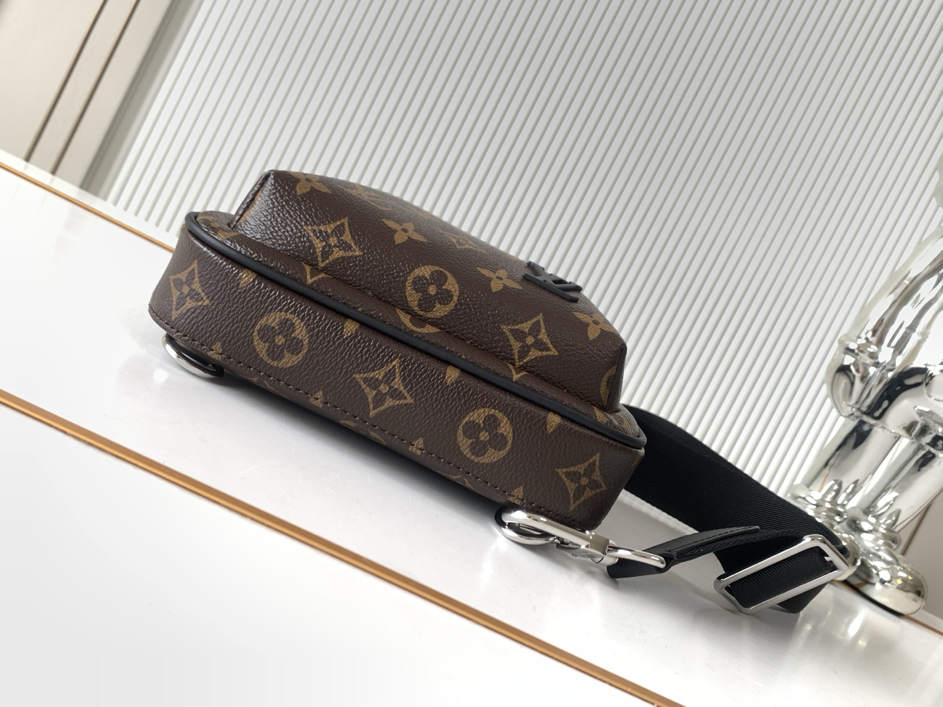 Louis Vuitton Avenue Shoulder Bag in Damier Graphite Canvas - Image 4
