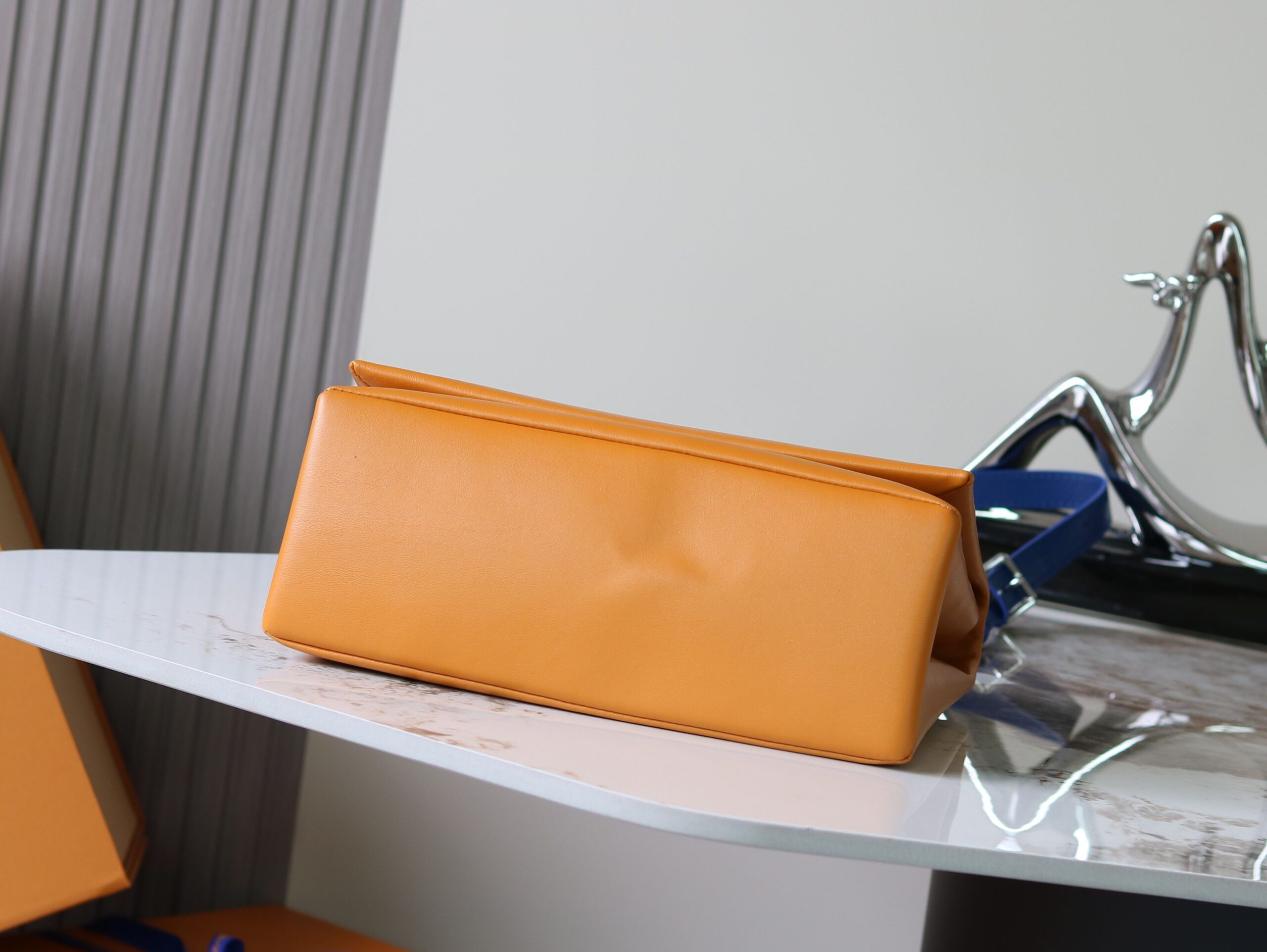 Louis Vuitton M12988 Medium Handbag - Image 4