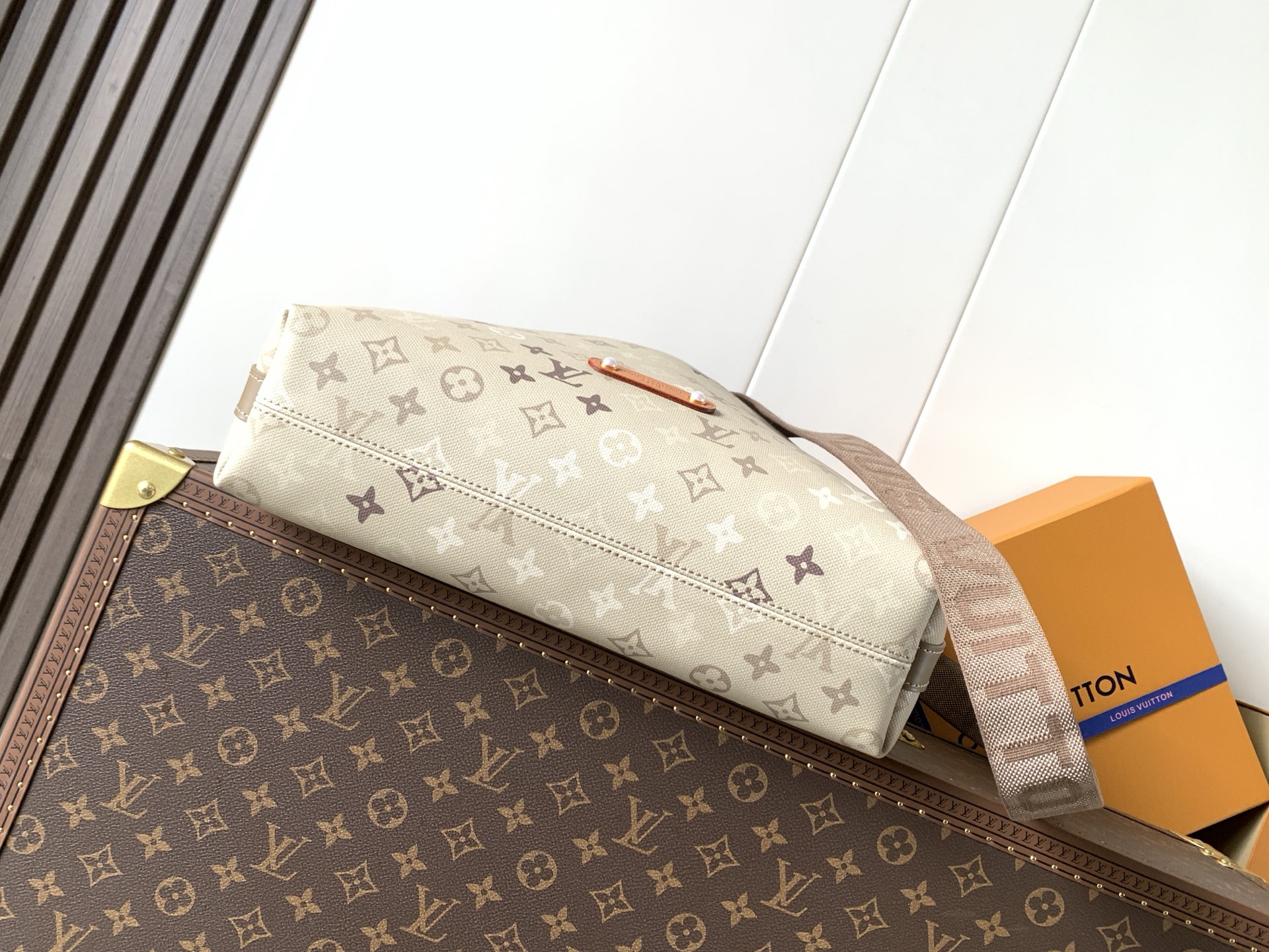 M26931 Mètis Monogram Canvas Shoulder Bag - Image 4