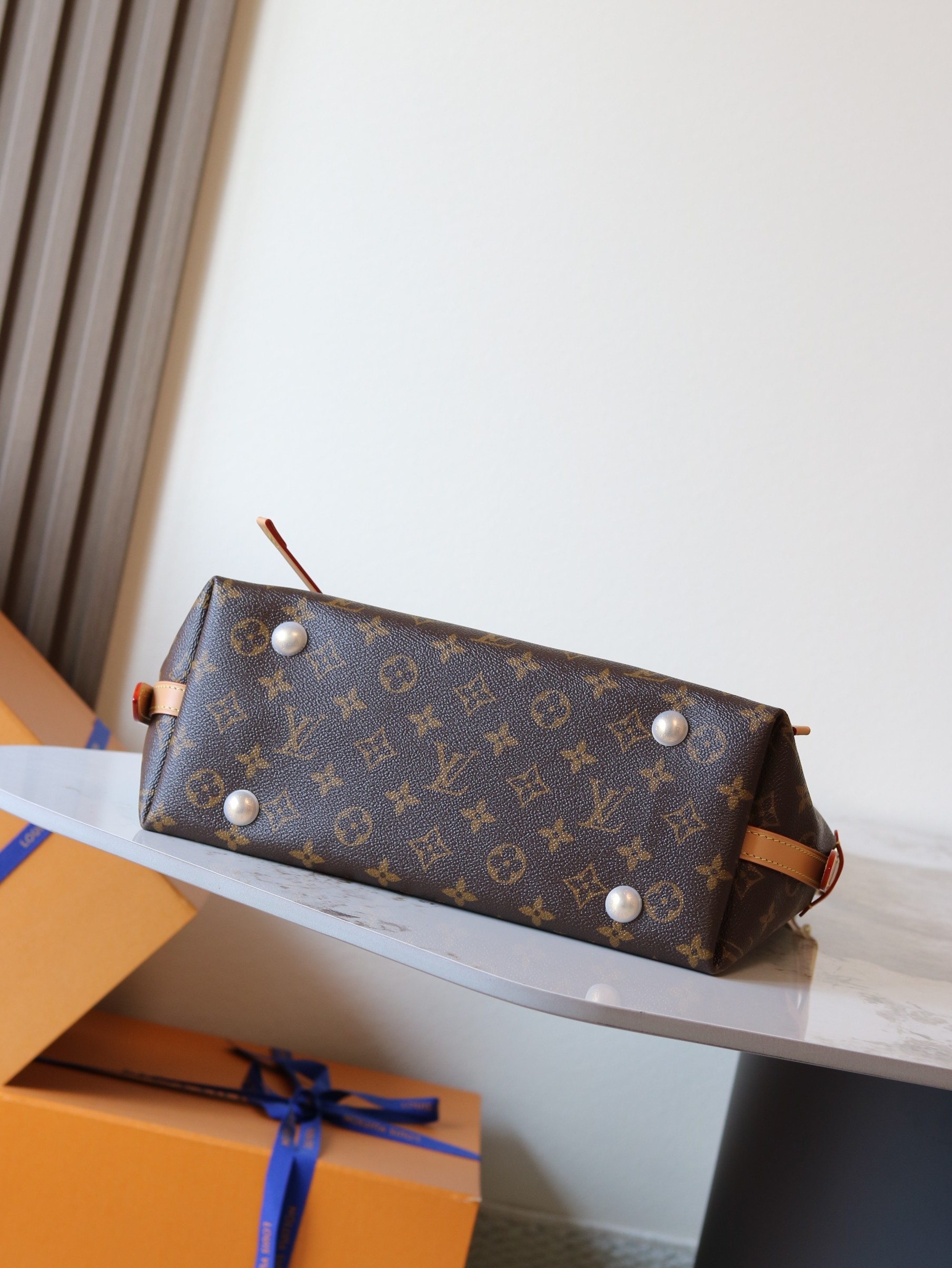 Louis Vuitton CarryAll M46203 Small Monogram Canvas and Leather Handbag - Image 4
