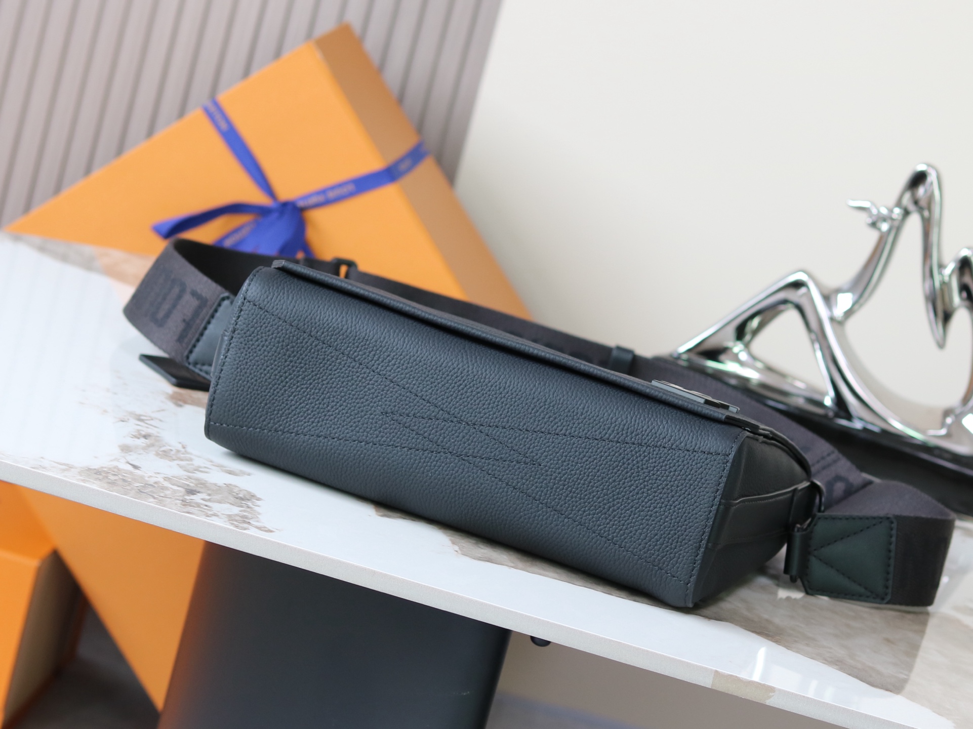 Louis Vuitton Aerogram Leather Messenger Bag - Image 4
