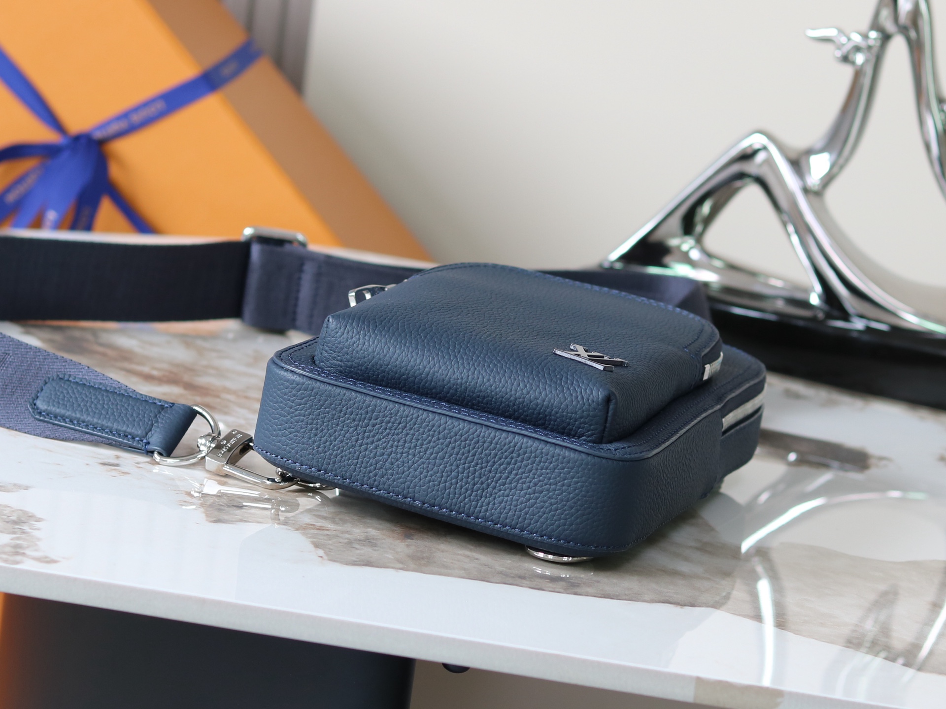 Louis Vuitton Avenue Sling Bag PM in Navy Blue Leather - Image 4