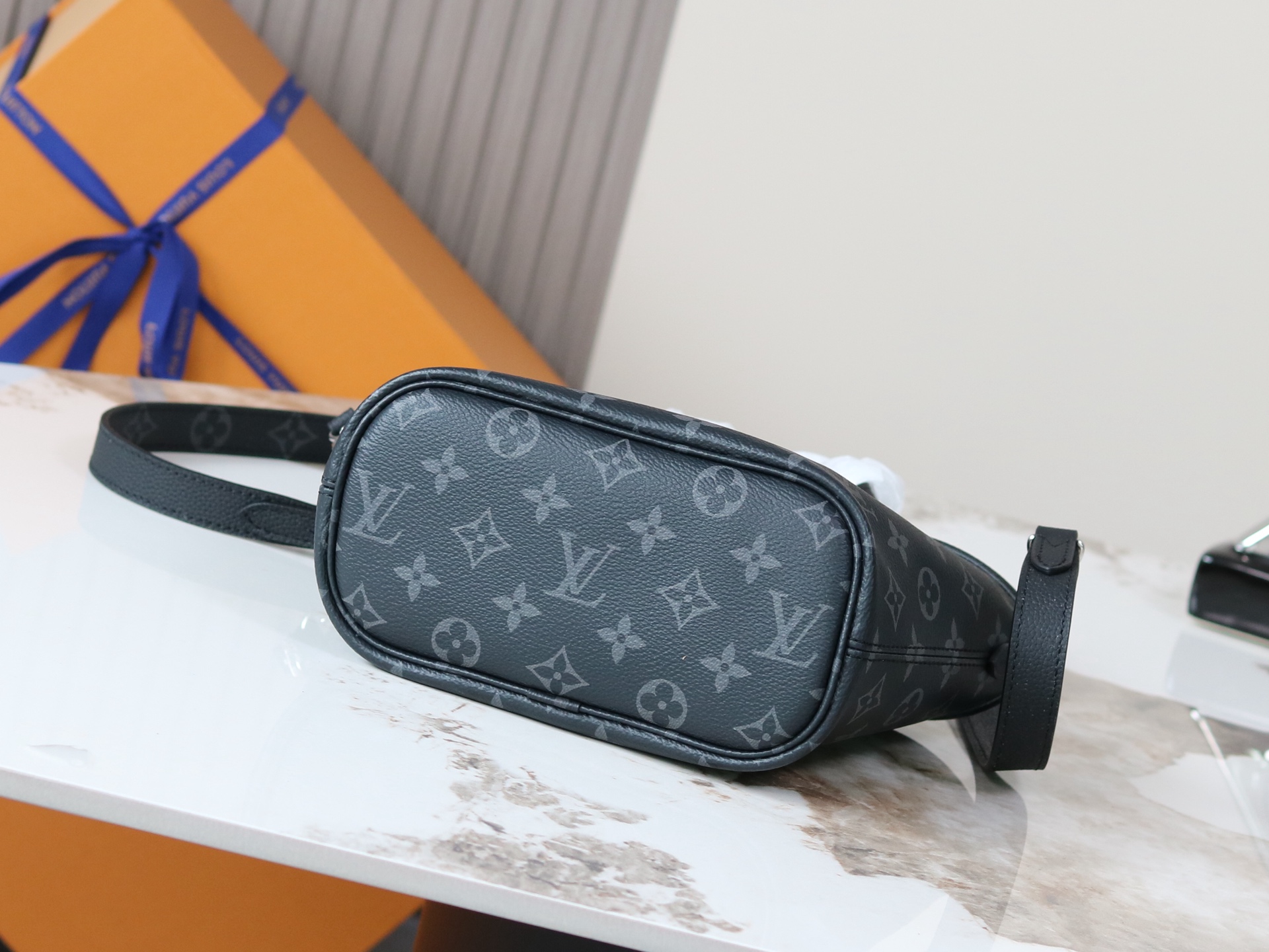 Louis Vuitton Neverfull Bandoulière Inside Out BB Reversible Tote Bag - Image 4