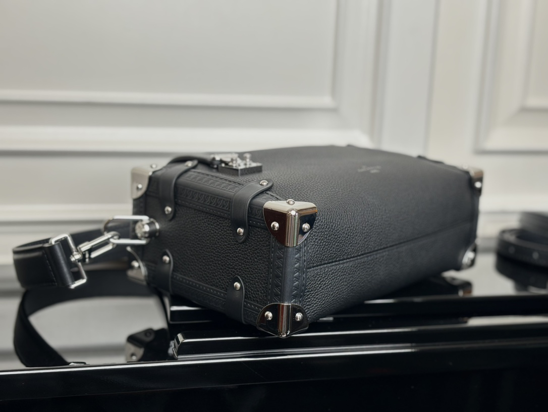 Louis Vuitton Side Trunk Medium Leather Crossbody Bag in Black - Image 4