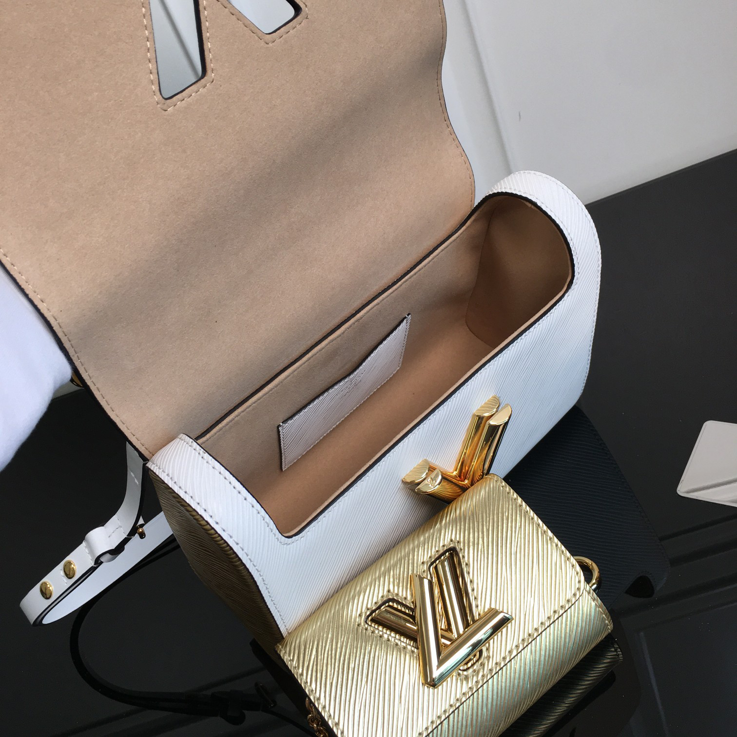 Louis Vuitton Twist Two-Piece Twin Bag in White Wave-Pattern Calfskin - Image 4