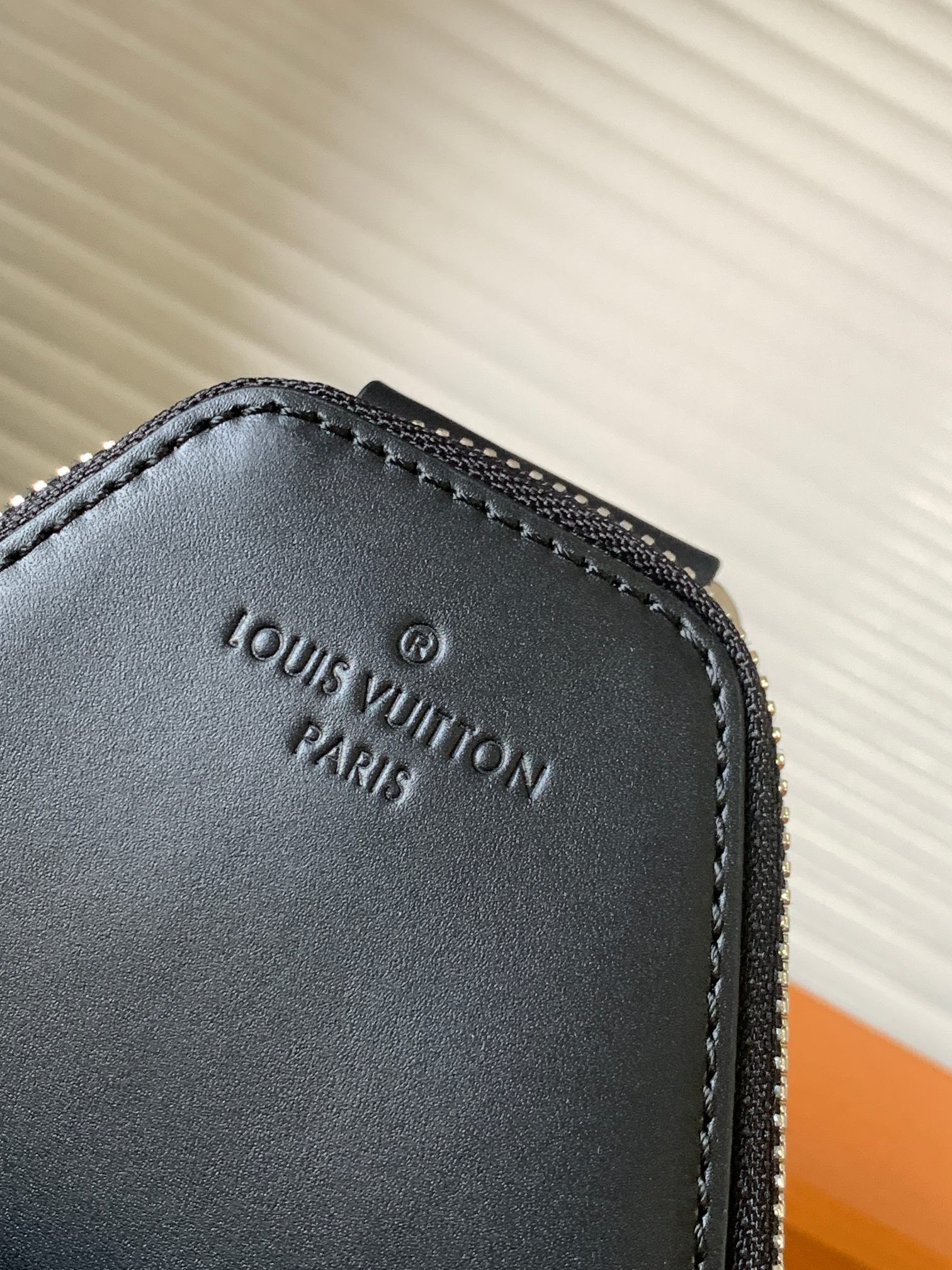 Louis Vuitton Avenue Damier Graphite Crossbody Bag N45302 - Image 4