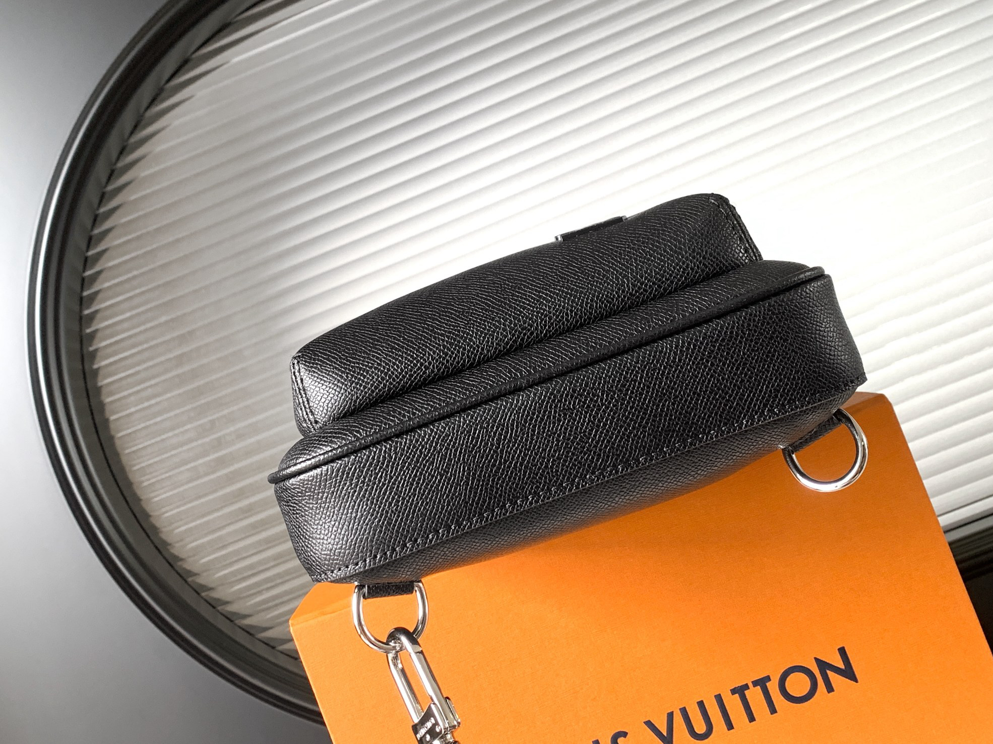 Louis Vuitton Avenue Shoulder Bag in Damier Graphite Canvas - Image 4
