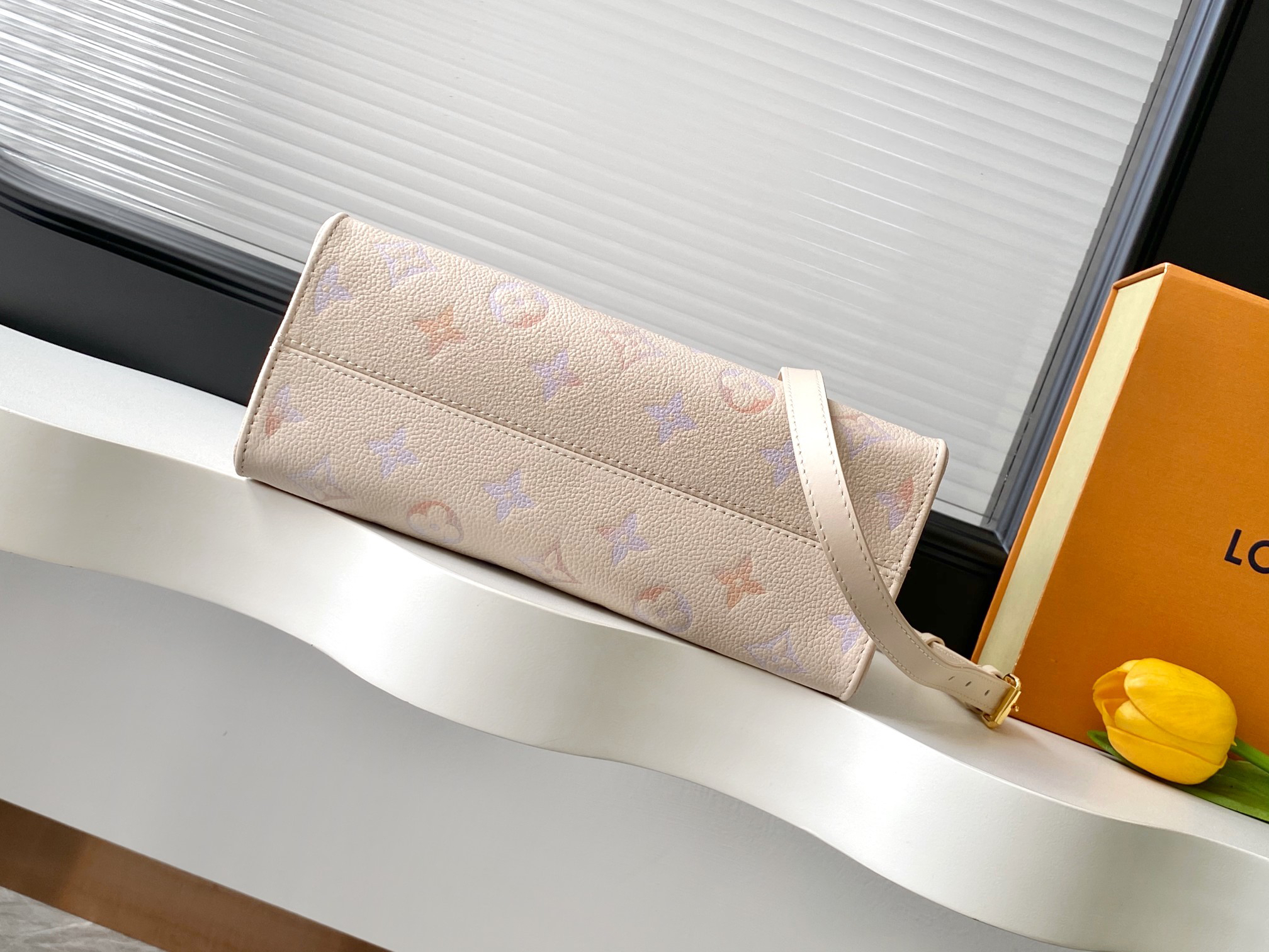 Louis Vuitton OnTheGo Small Handbag M25770 in White Gradient Leather - Image 4