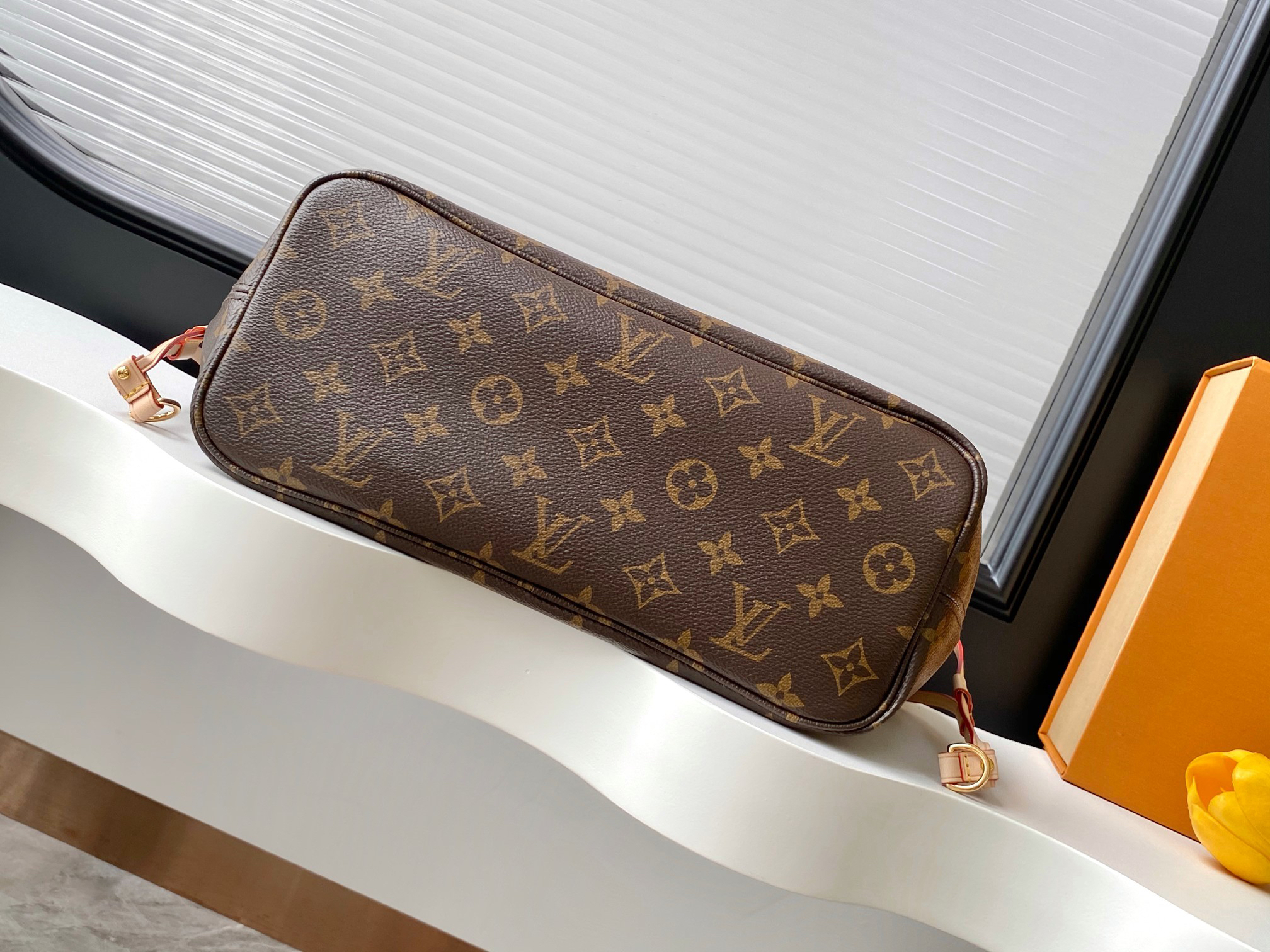 Louis Vuitton Neverfull Small Tote Bag in Damier Ebene Canvas - Image 4