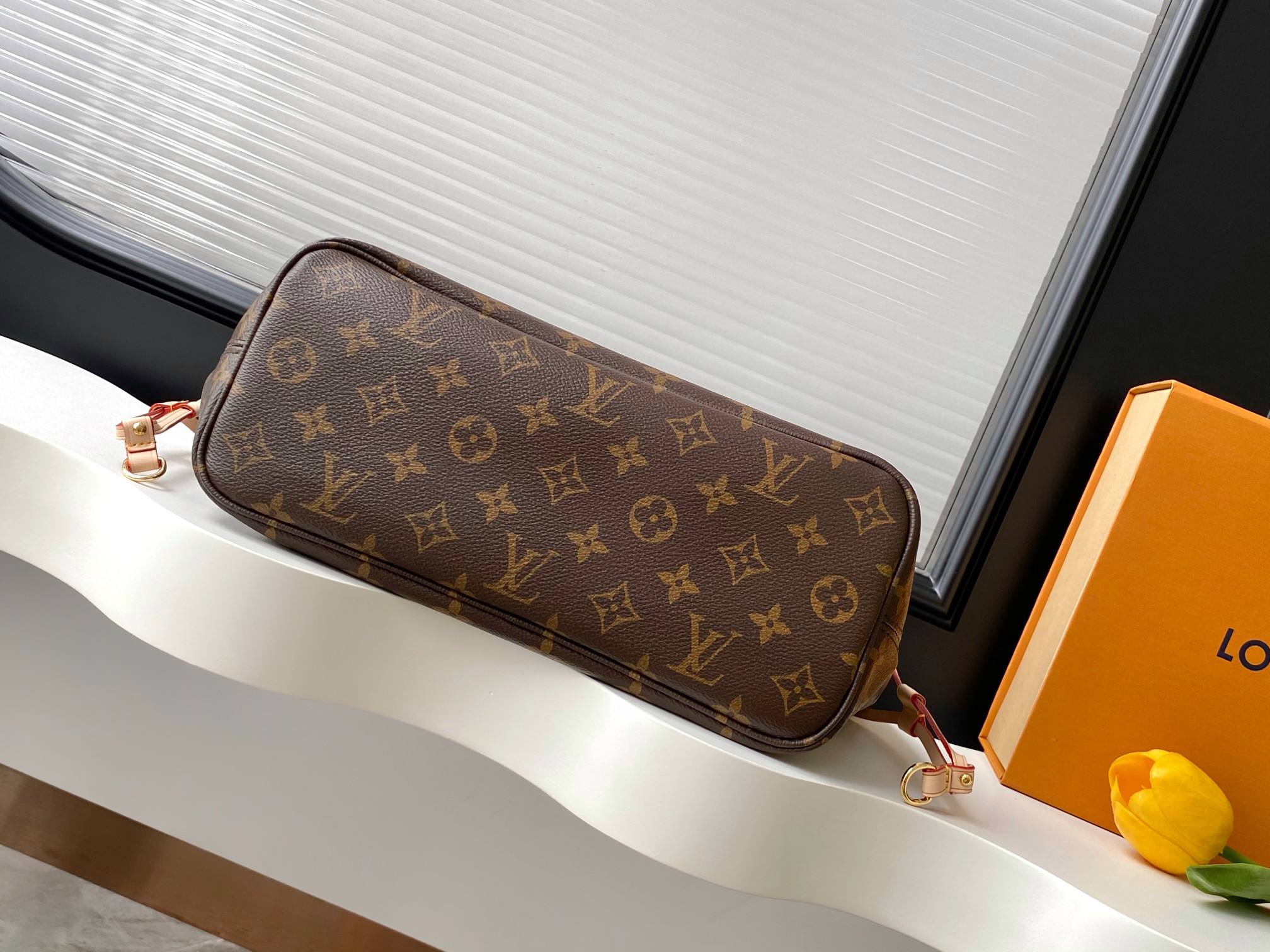 Louis Vuitton Neverfull Small Tote Bag in Damier Ebene Canvas - Image 4