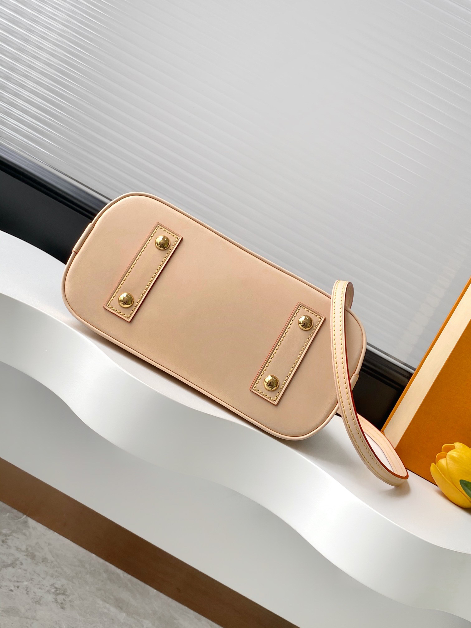 Louis Vuitton Alma Handbag - Image 4