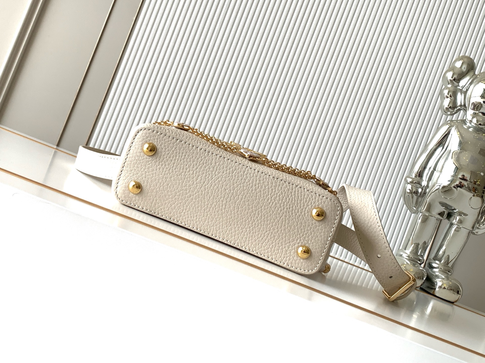 Louis Vuitton Capucines Mini Crossbody Bag in Taurillon Leather - Image 4