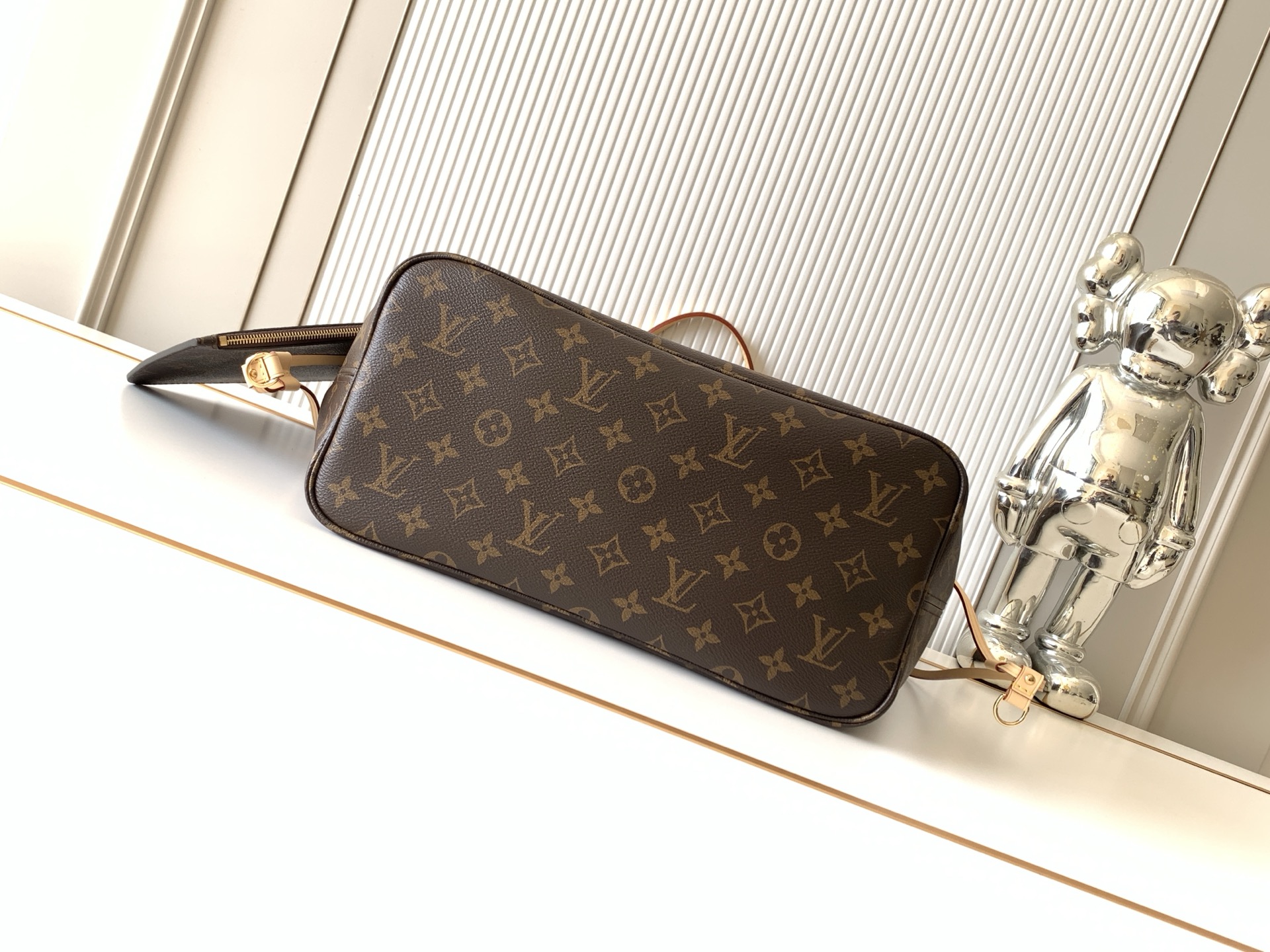 Louis Vuitton Neverfull MM Monogram Canvas Tote Bag - Image 4