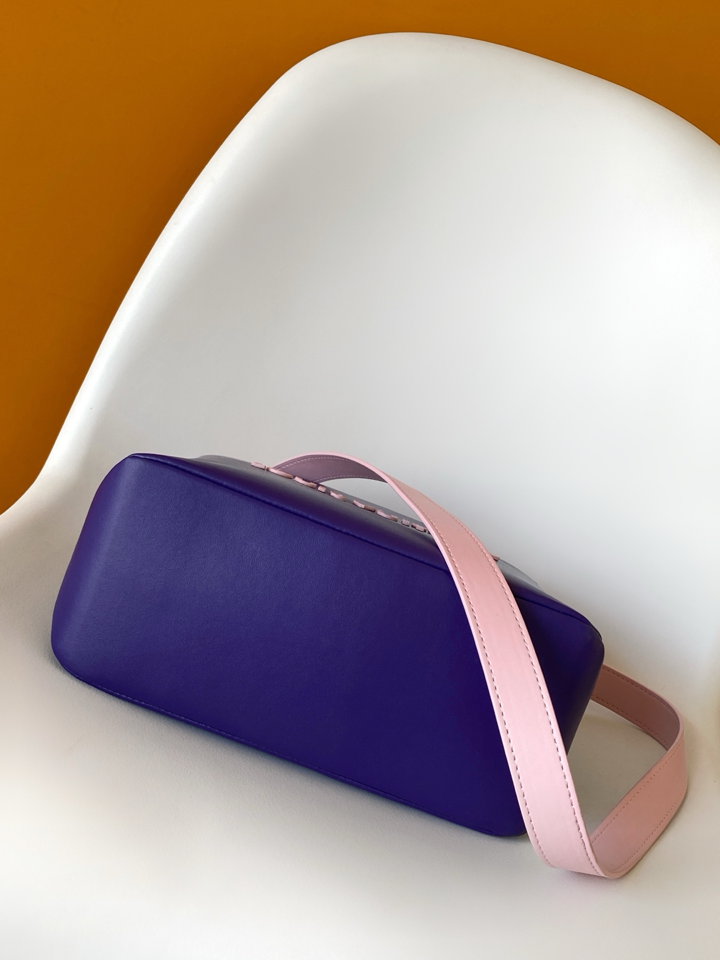 Louis Vuitton Medium Leather Handbag with Detachable Shoulder Strap - Image 4