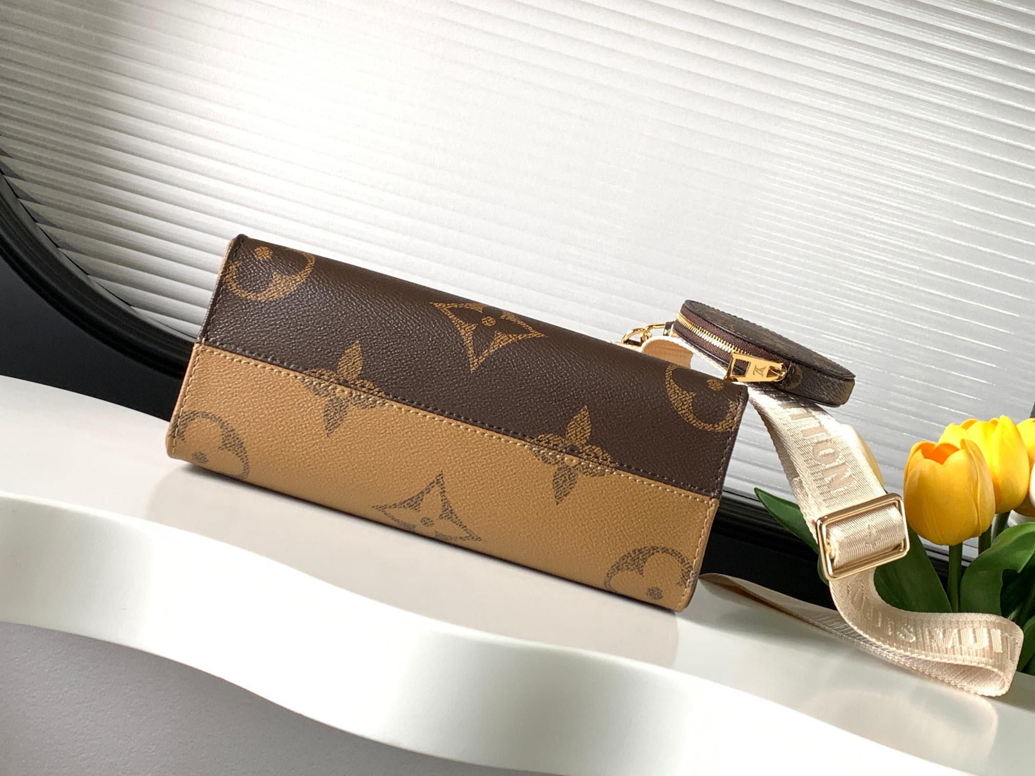 Louis Vuitton OnTheGo Small Handbag M46373 - Image 4