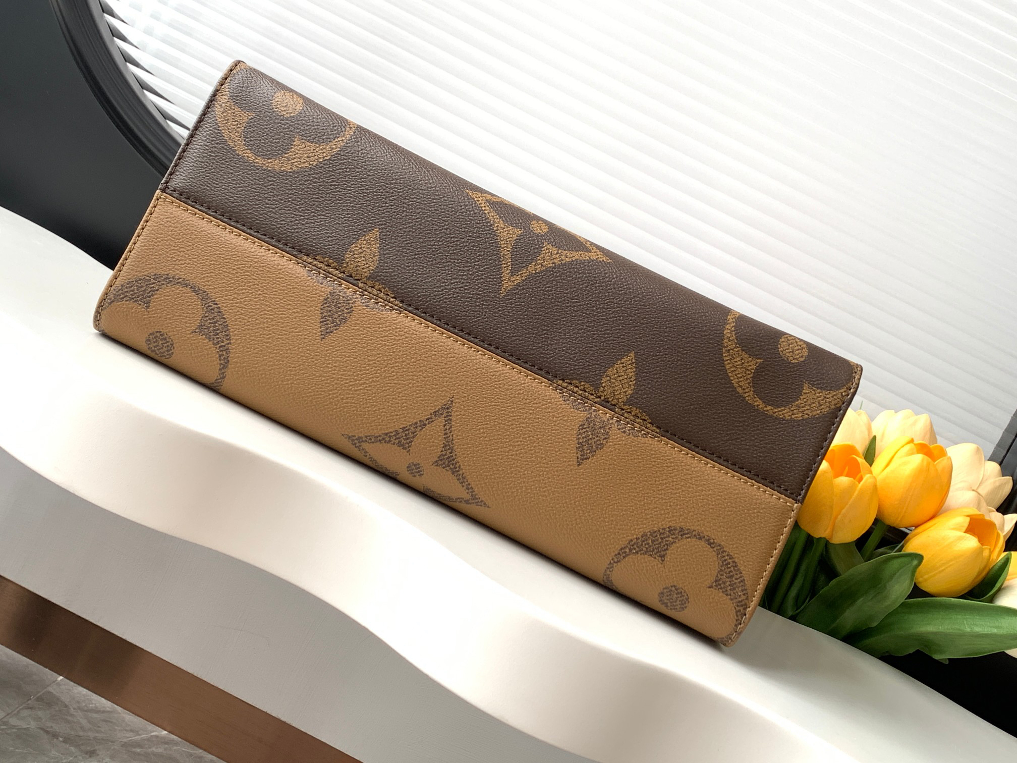 Louis Vuitton Onthego MM Tote Bag - Image 4