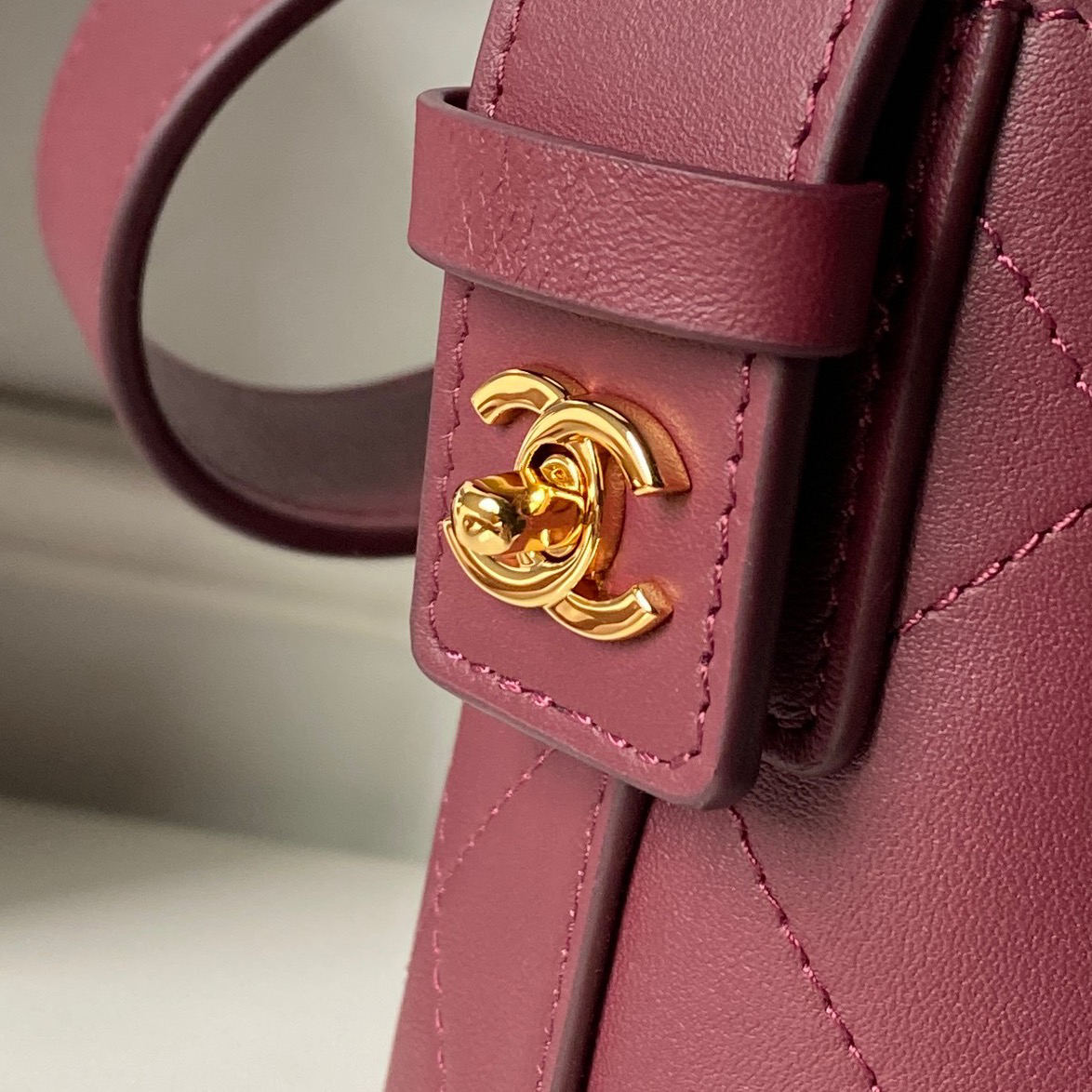Chanel 26S Lambskin Bucket Handbag AS6268 - Image 4