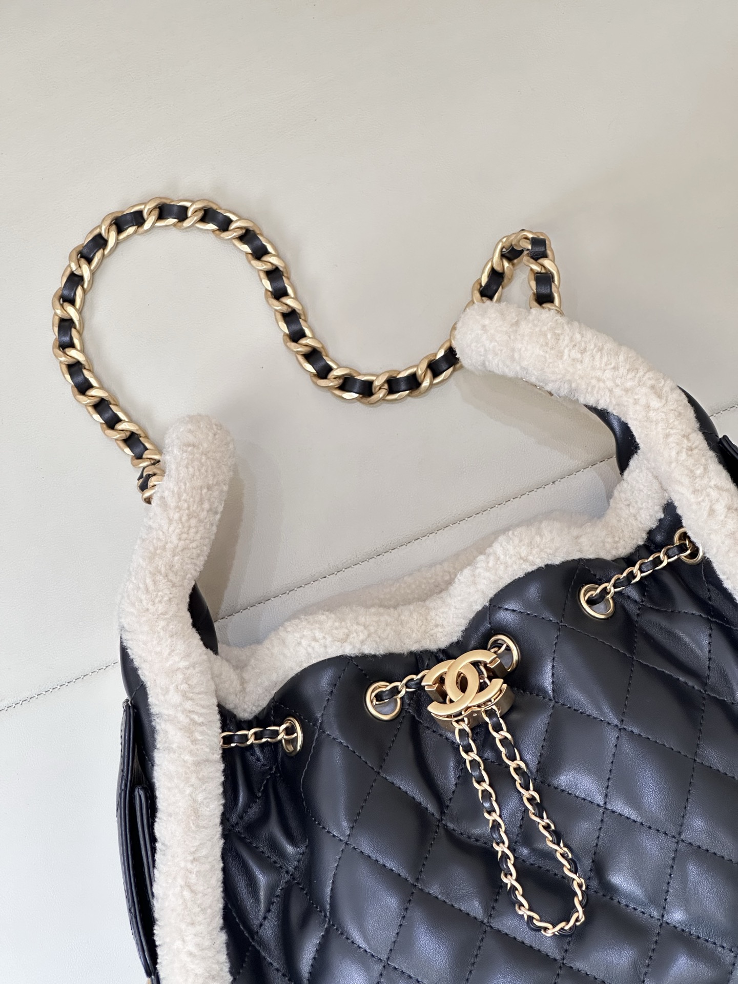 Chanel 25 Lambswool Hobo Handbag - Image 4