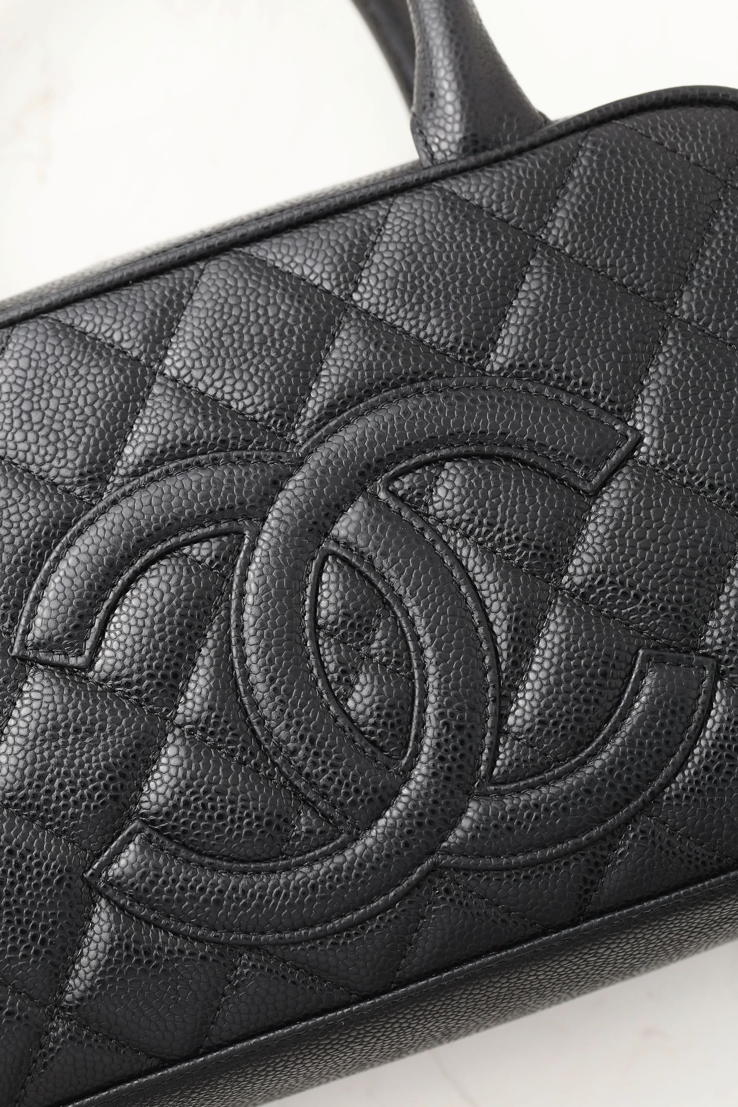 CHANEL 20996 Vintage Caviar Leather Bowling Bag - Image 4