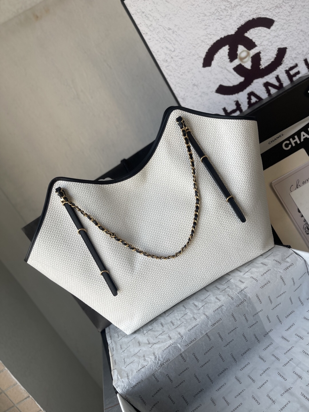 Chanel 25S Maxi Hobo Straw and Leather Tote Bag - Image 4