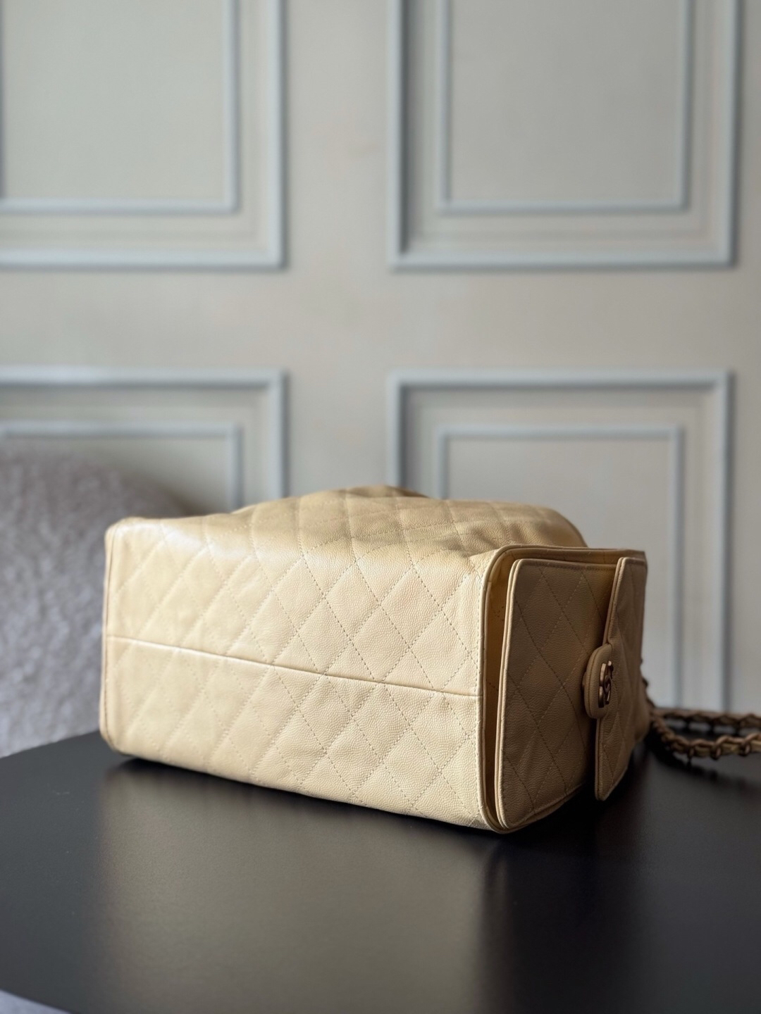 CHANEL 25 Quilted Leather Hobo Shoulder Bag - Image 4