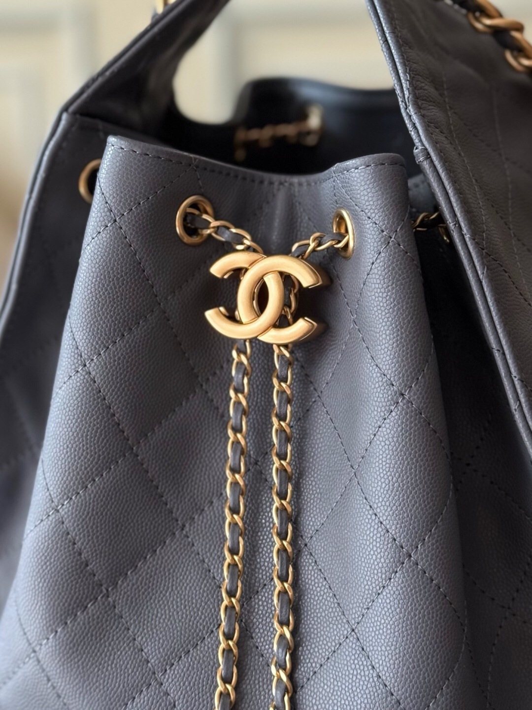 CHANEL 25 Hobo Bucket Bag in Quilted Leather - Image 4