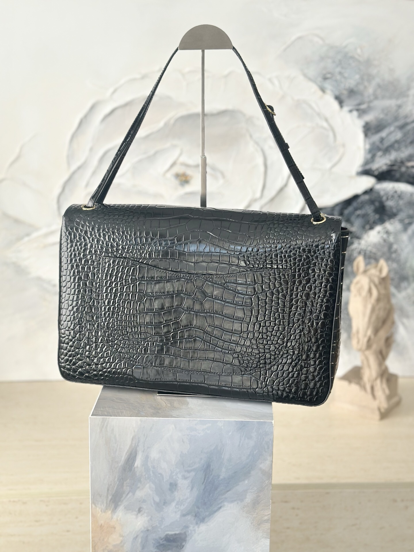 Chanel 26S Black Crocodile-Pattern Leather Maxi Flap Handbag with Gold-Tone Clasp - Image 4