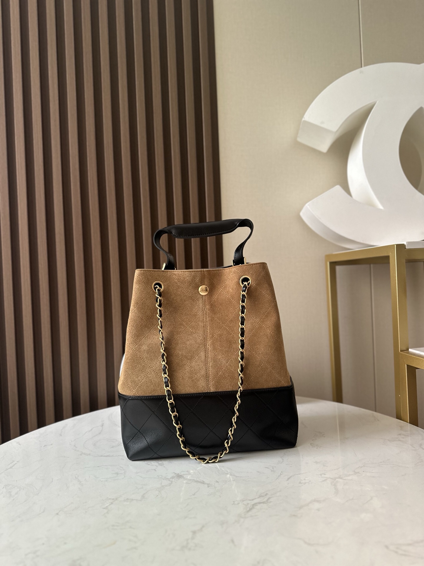 Chanel 25A Handcrafted Calfskin Handbag - Image 4