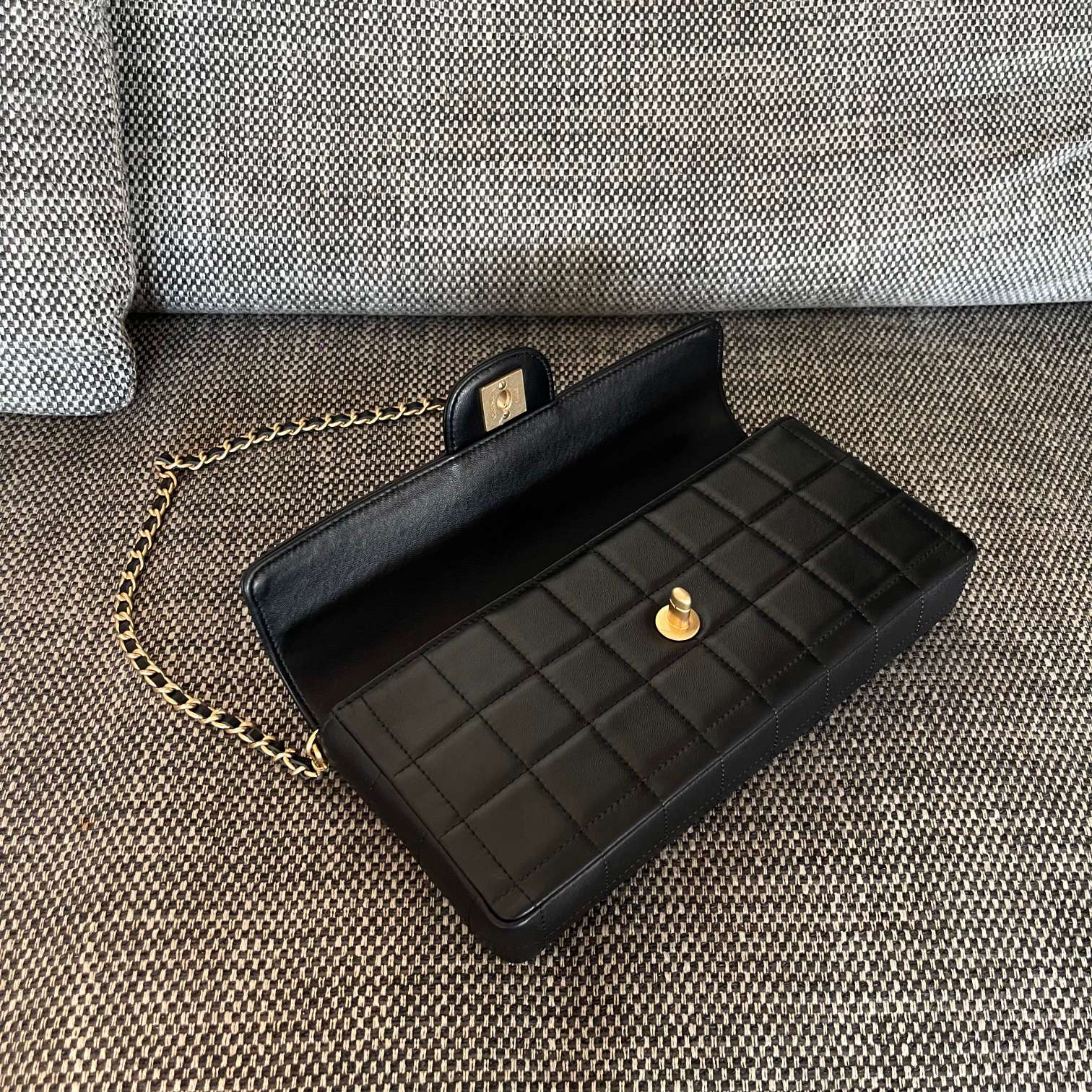 CHANEL Vintage Quilted Lambskin Crossbody Bag - Image 4
