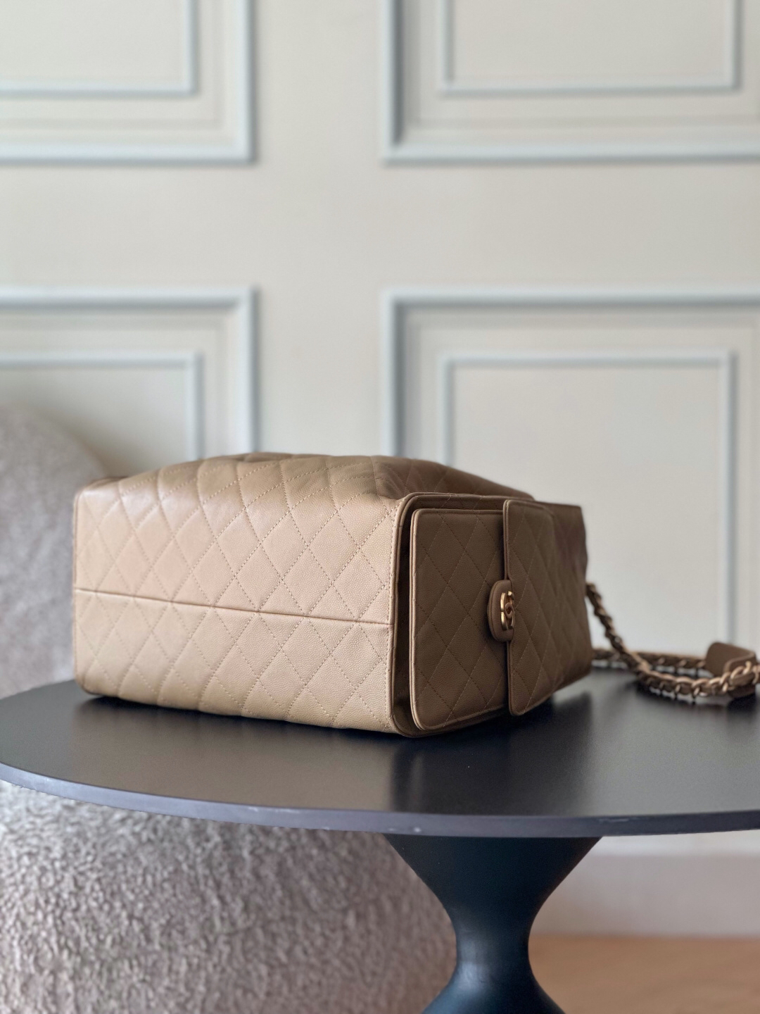 CHANEL 25 Quilted Leather Hobo Shoulder Bag - Image 4