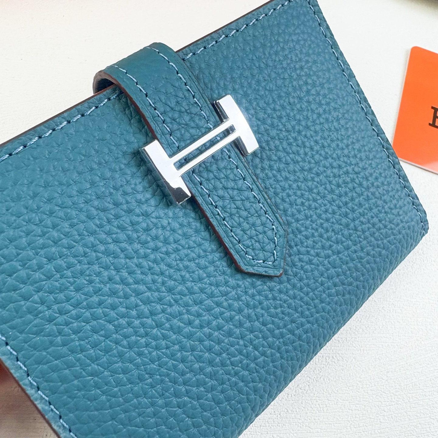 Hermès Togo Calfskin Card Holder with H-Clasp - Image 4