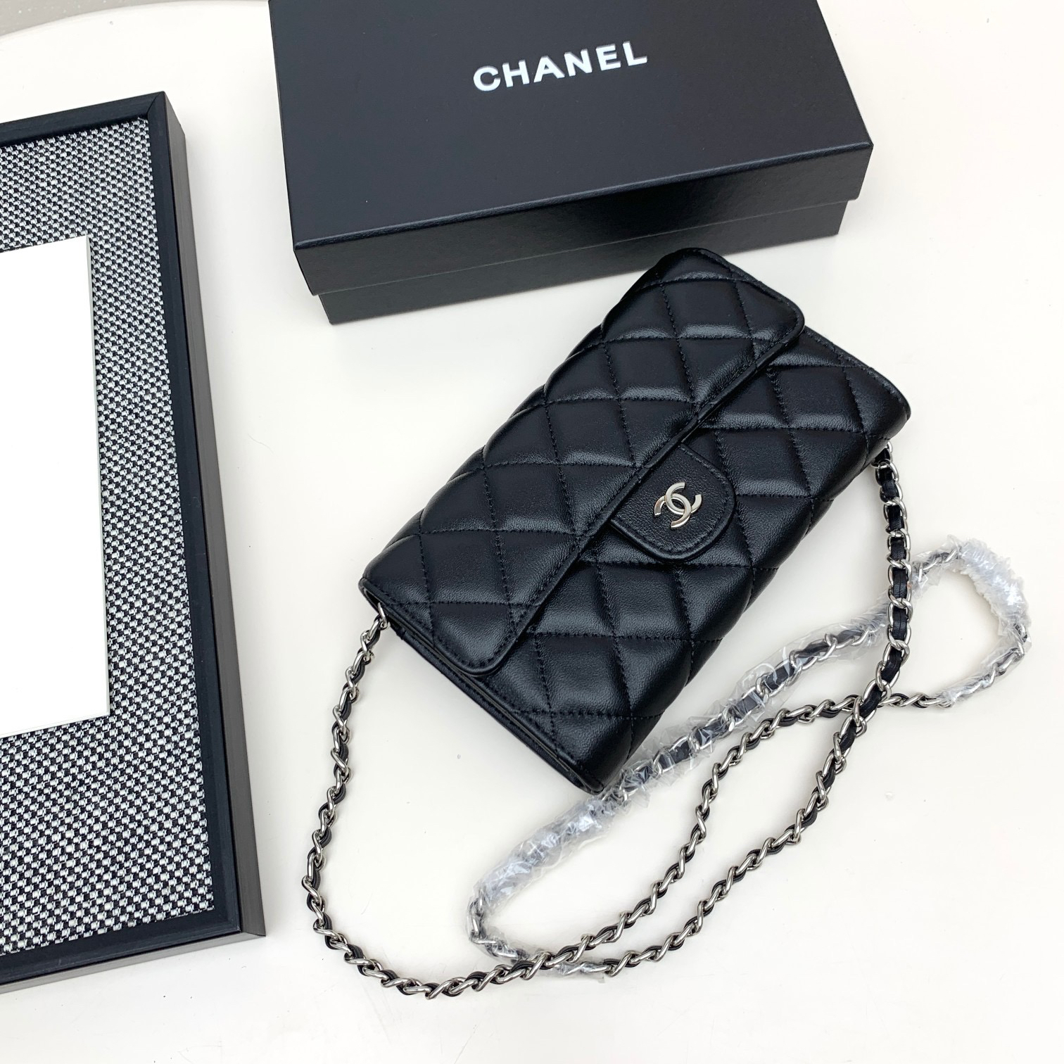 Chanel Chain-Detail Shoulder Crossbody Bag - Image 4