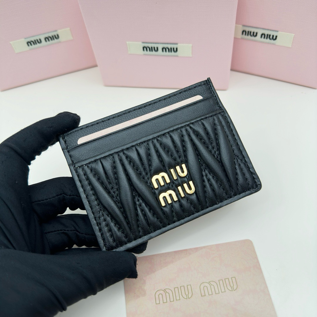 Miu Miu Matelasse Lambskin Wallet - Image 4
