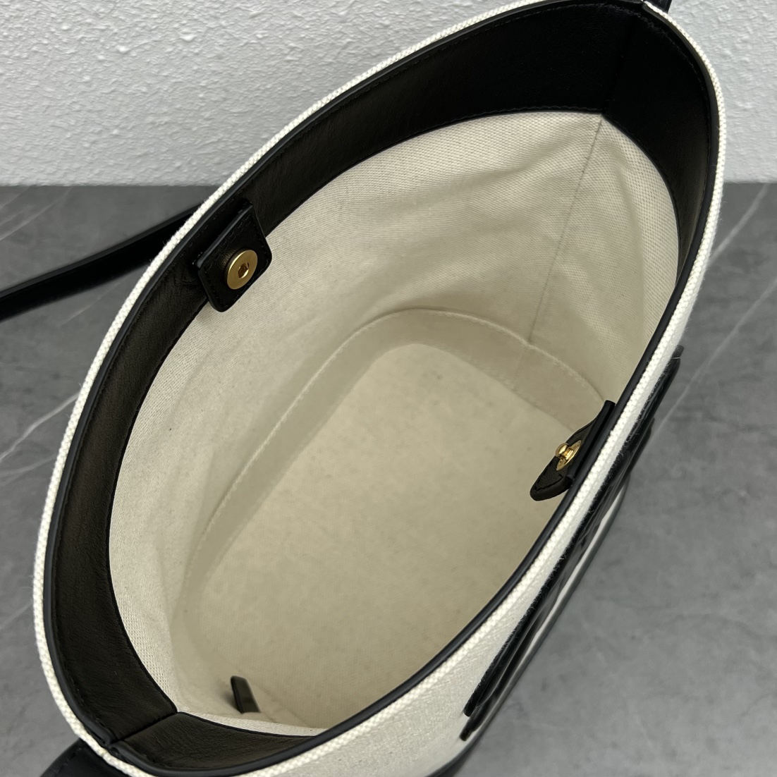 CELINE 2022 Spring/Summer CUIR Bucket Bag in Black Linen - Image 5