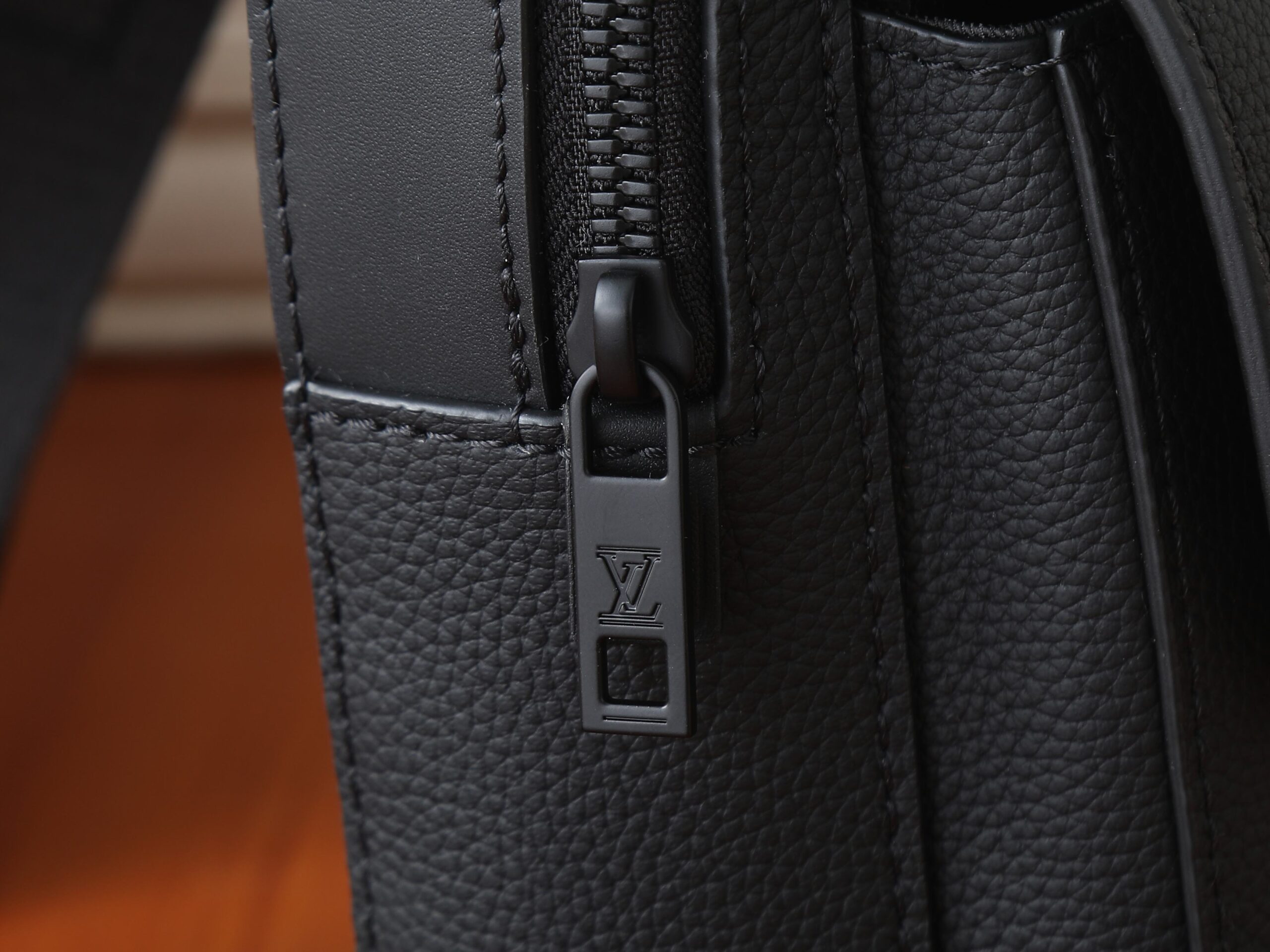 Louis Vuitton Aerogram Pilot Shoulder Bag M23736 - Image 5