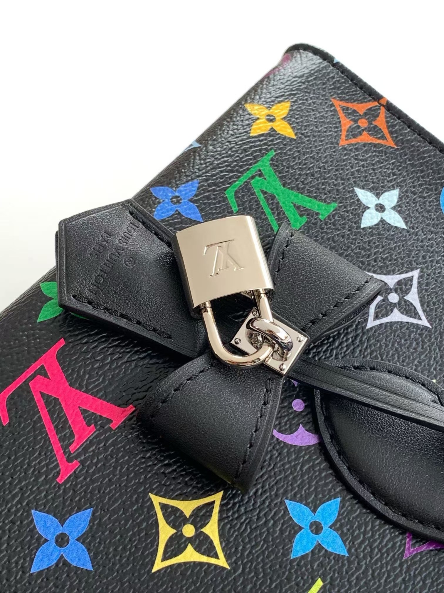 Louis Vuitton OnTheGo East West Tote Bag in Monogram Canvas - Image 5