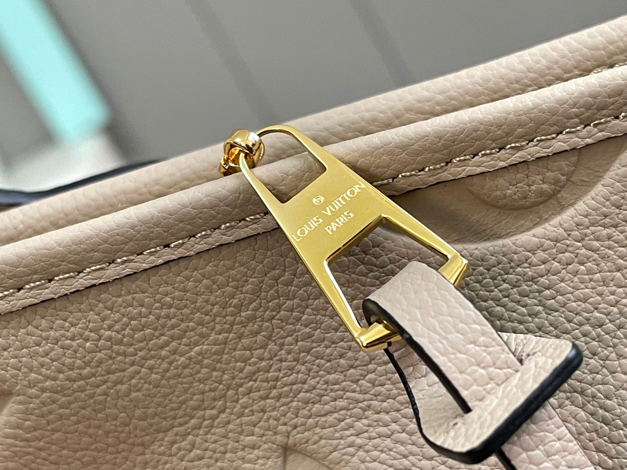 Louis Vuitton CarryAll M Handbag in Monogram Canvas - Image 5