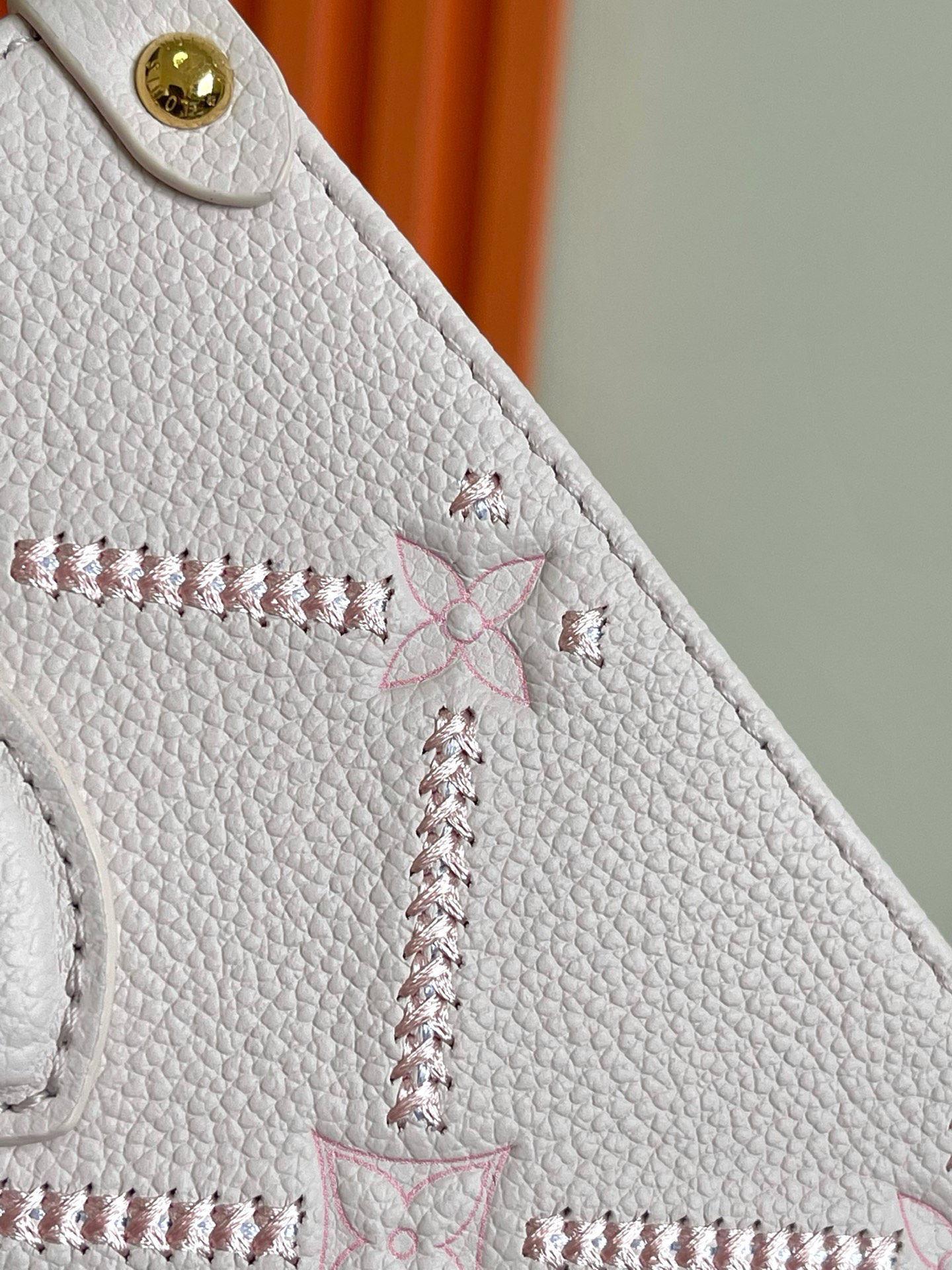 Louis Vuitton M28528 OnTheGo Small Handbag in Monogram Empreinte Leather - Image 5