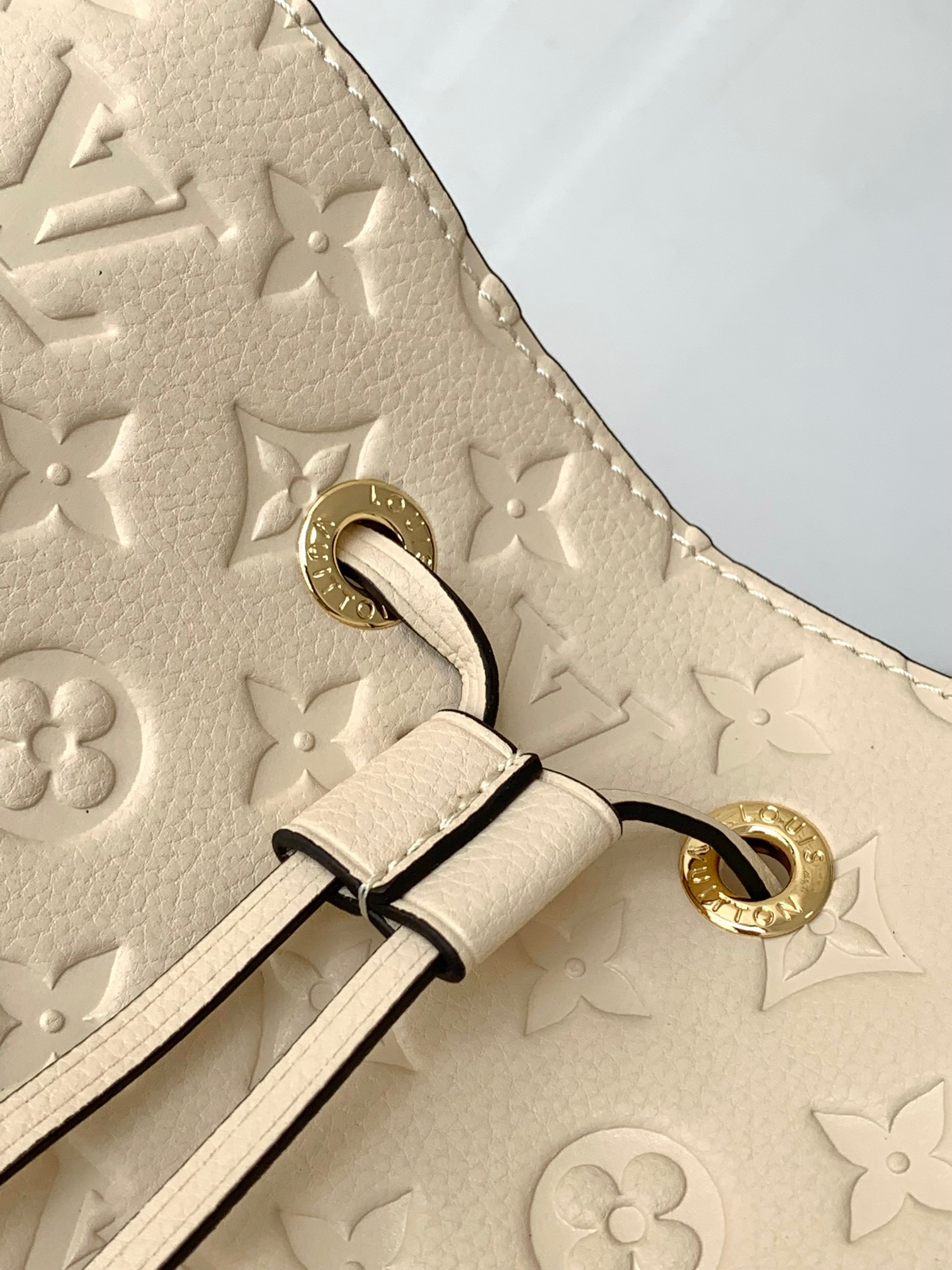 Louis Vuitton NéoNoé MM Bucket Bag in Cream Monogram Empreinte Leather - Image 5