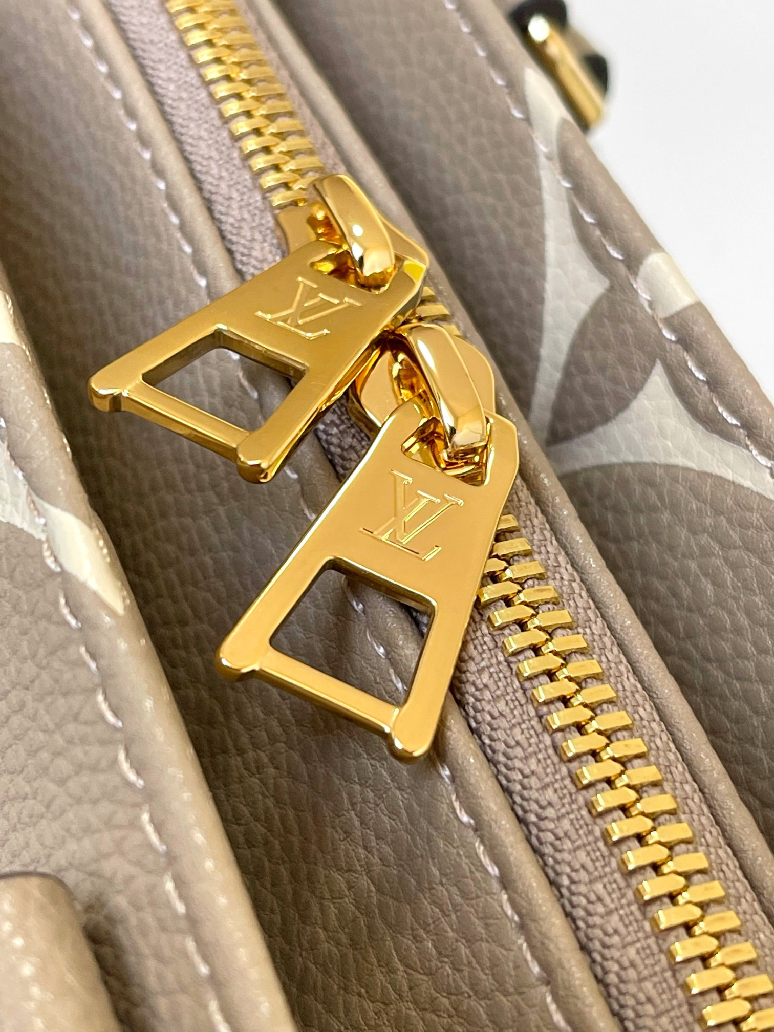Louis Vuitton OnTheGo Small Handbag in Giant Monogram Leather - Image 5