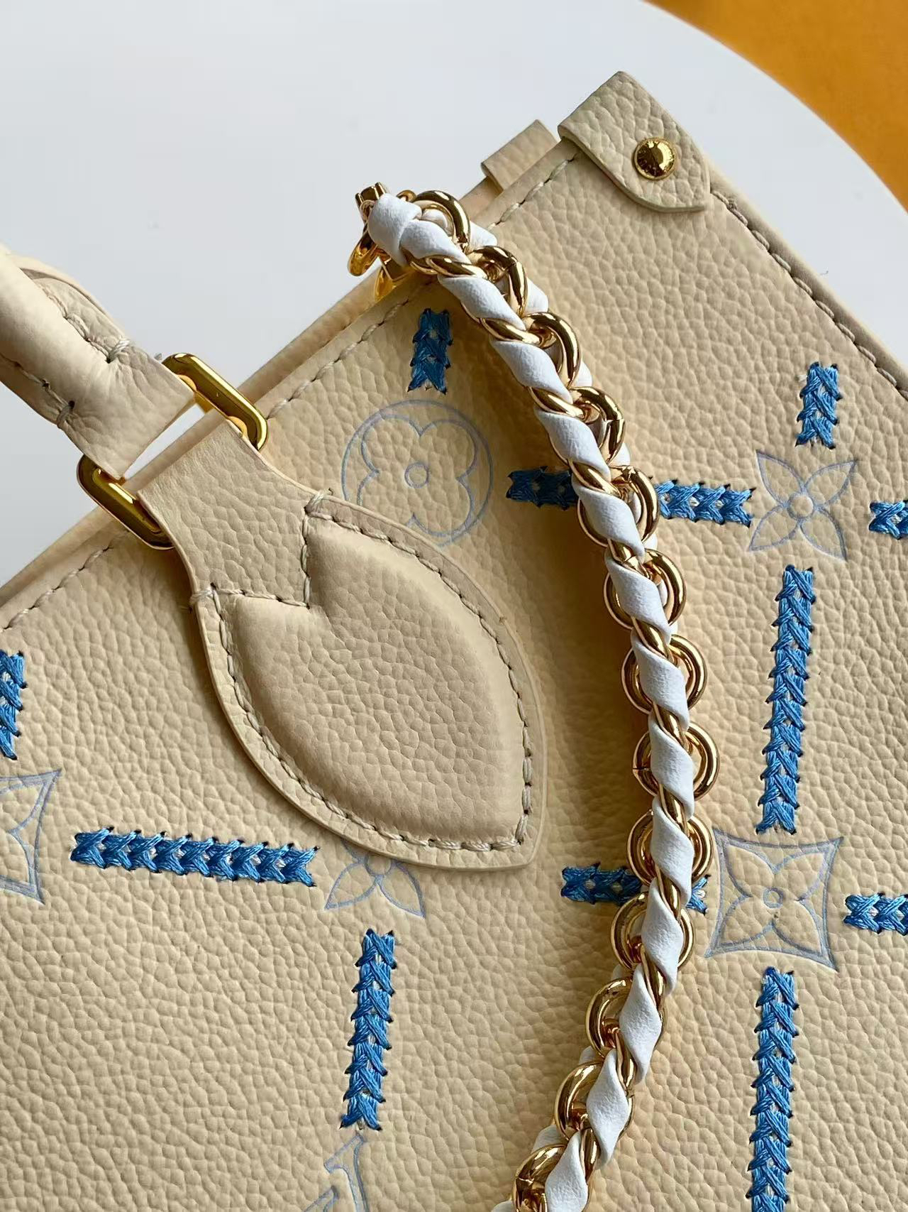 Louis Vuitton OnTheGo East West Handbag in White Monogram Empreinte Leather - Image 5