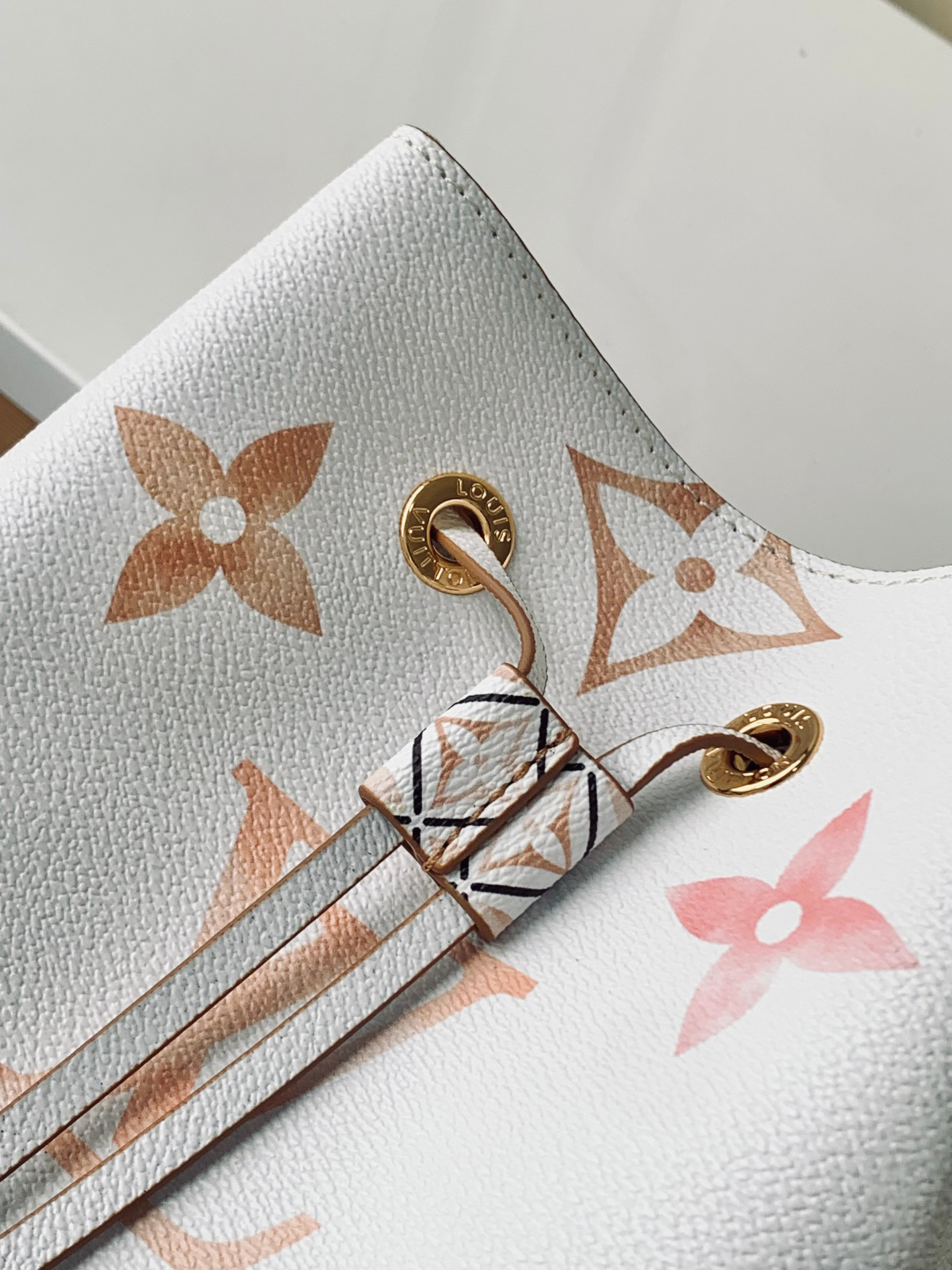 Louis Vuitton NeoNoe Bucket Bag - Image 5