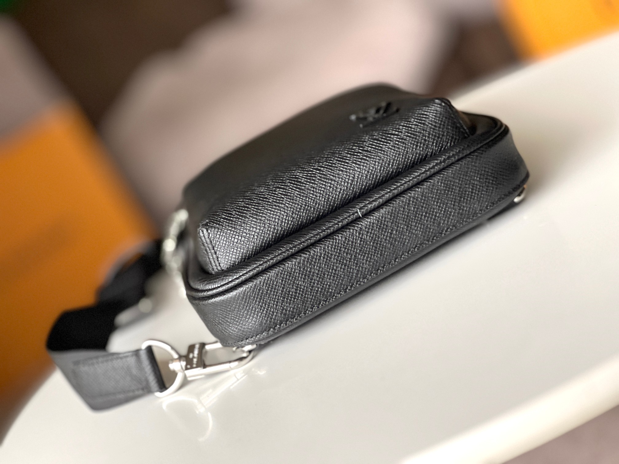 Louis Vuitton Avenue Crossbody Bag M30863 in Black Taiga Leather - Image 5